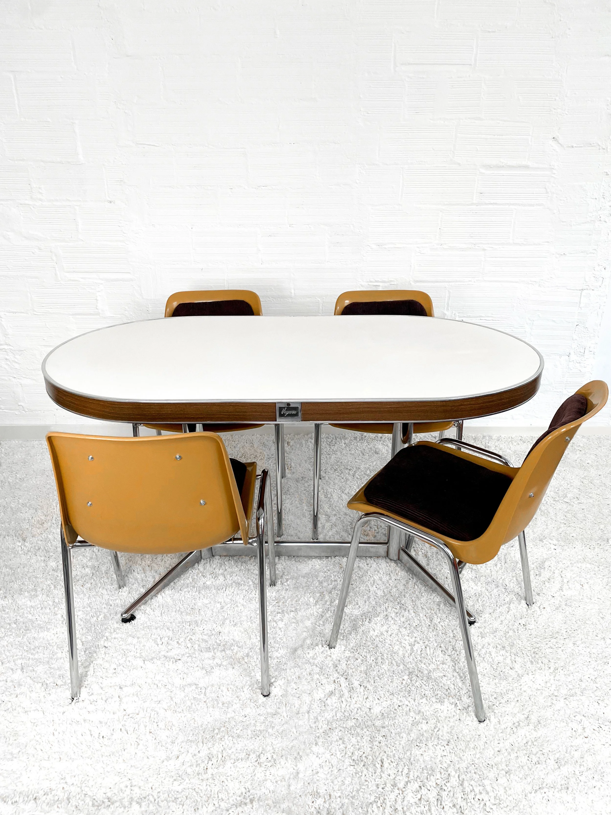 Mesa comedor ovalada Vegasa. Color Nogal. 60s. Monda Lironda Vintage