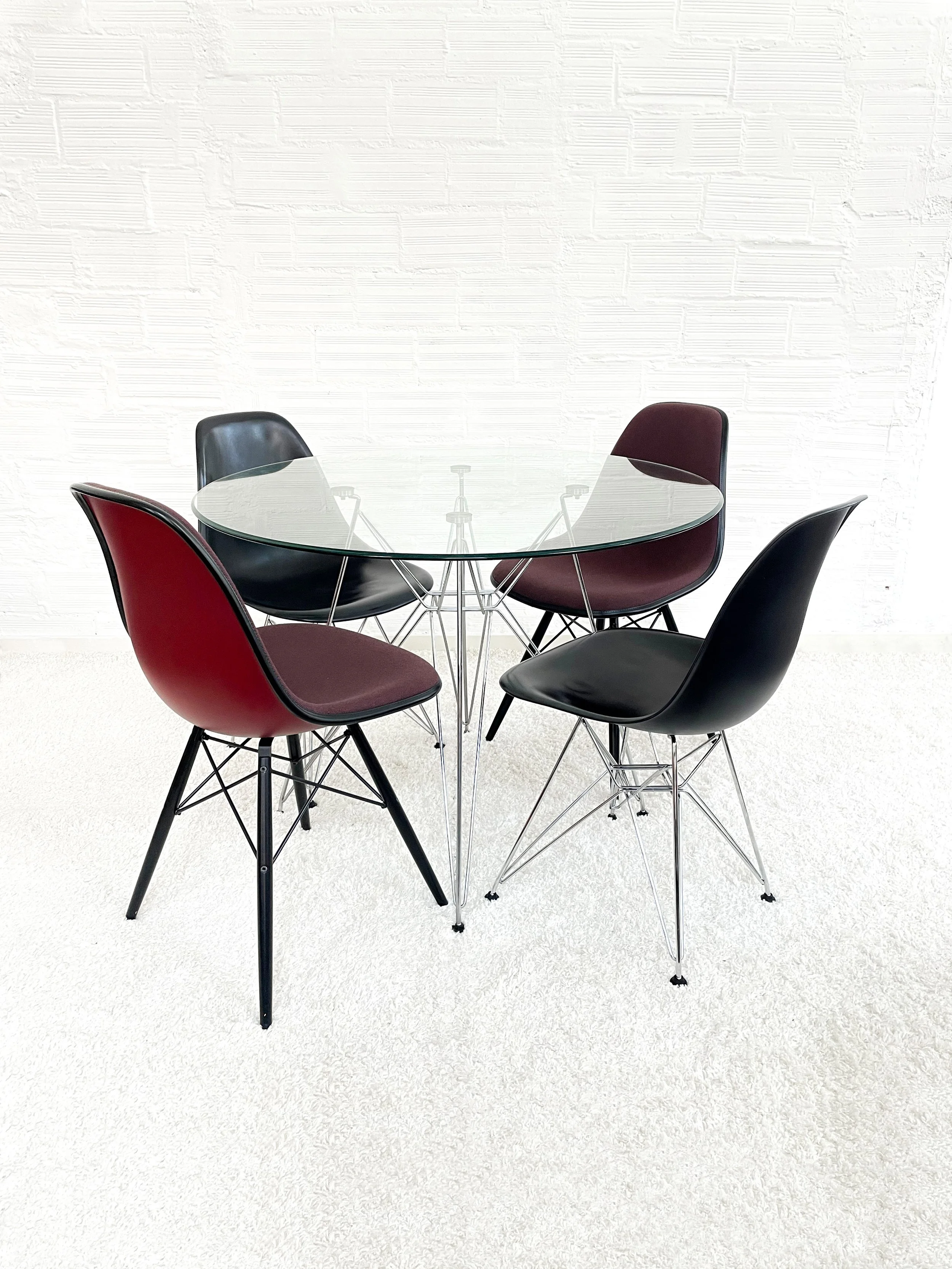 Sillas DSR de Vitra, diseñadas por Ray y Charles Eames. Monda Lironda Vintage