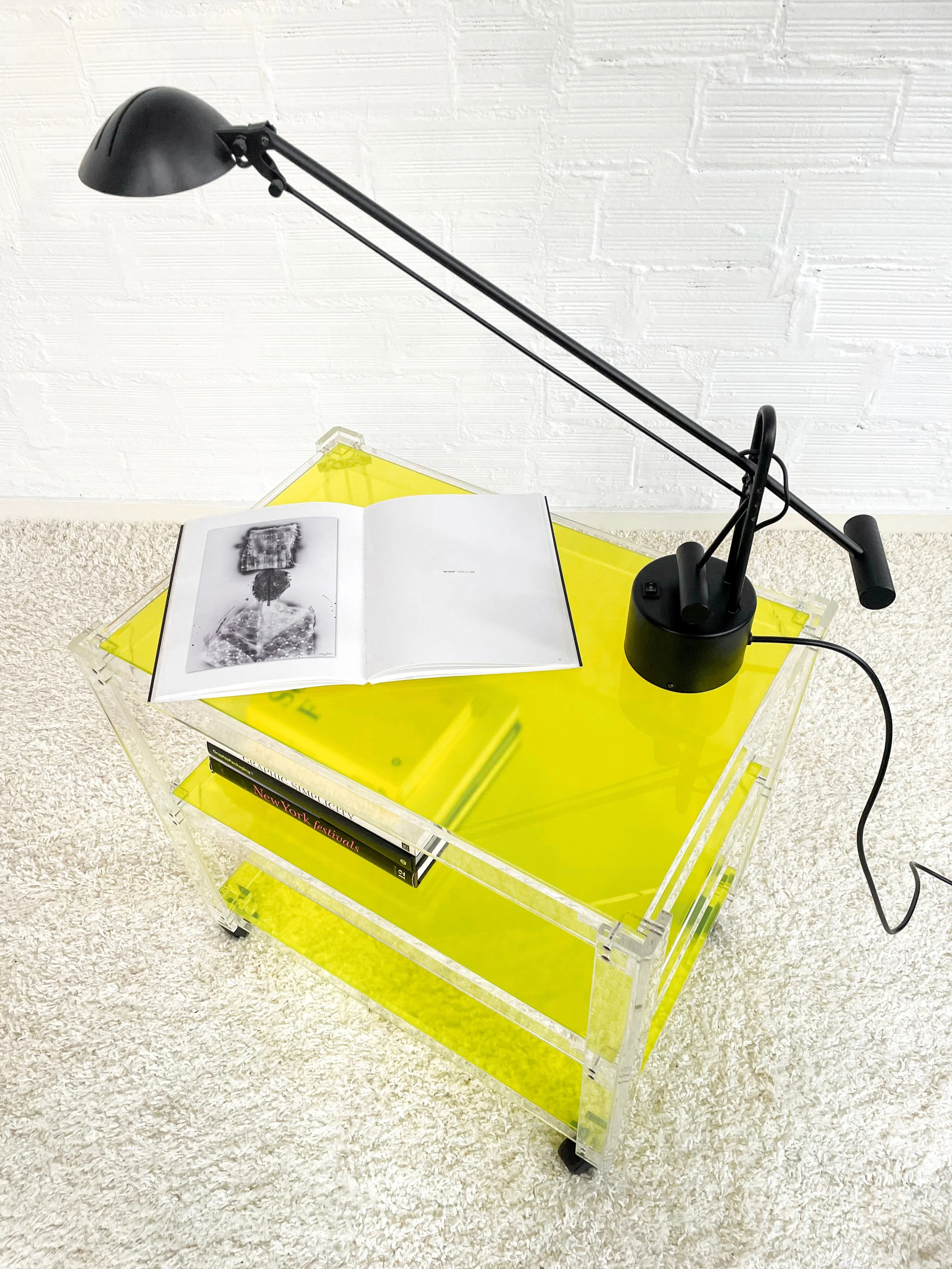 Mesa auxiliar de metacrilato. Vintage. Spain. 80s. Monda Lironda Vintage