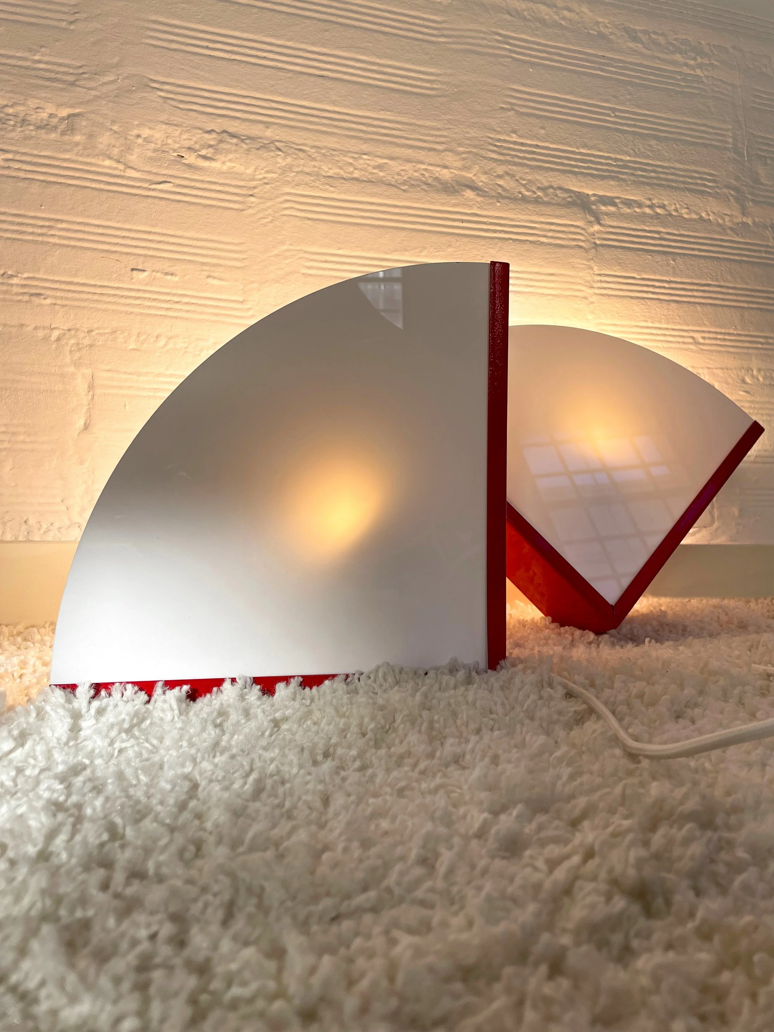 Lámpara vintage de diseño geométrico triangular. 80s. Monda Lironda Vintage