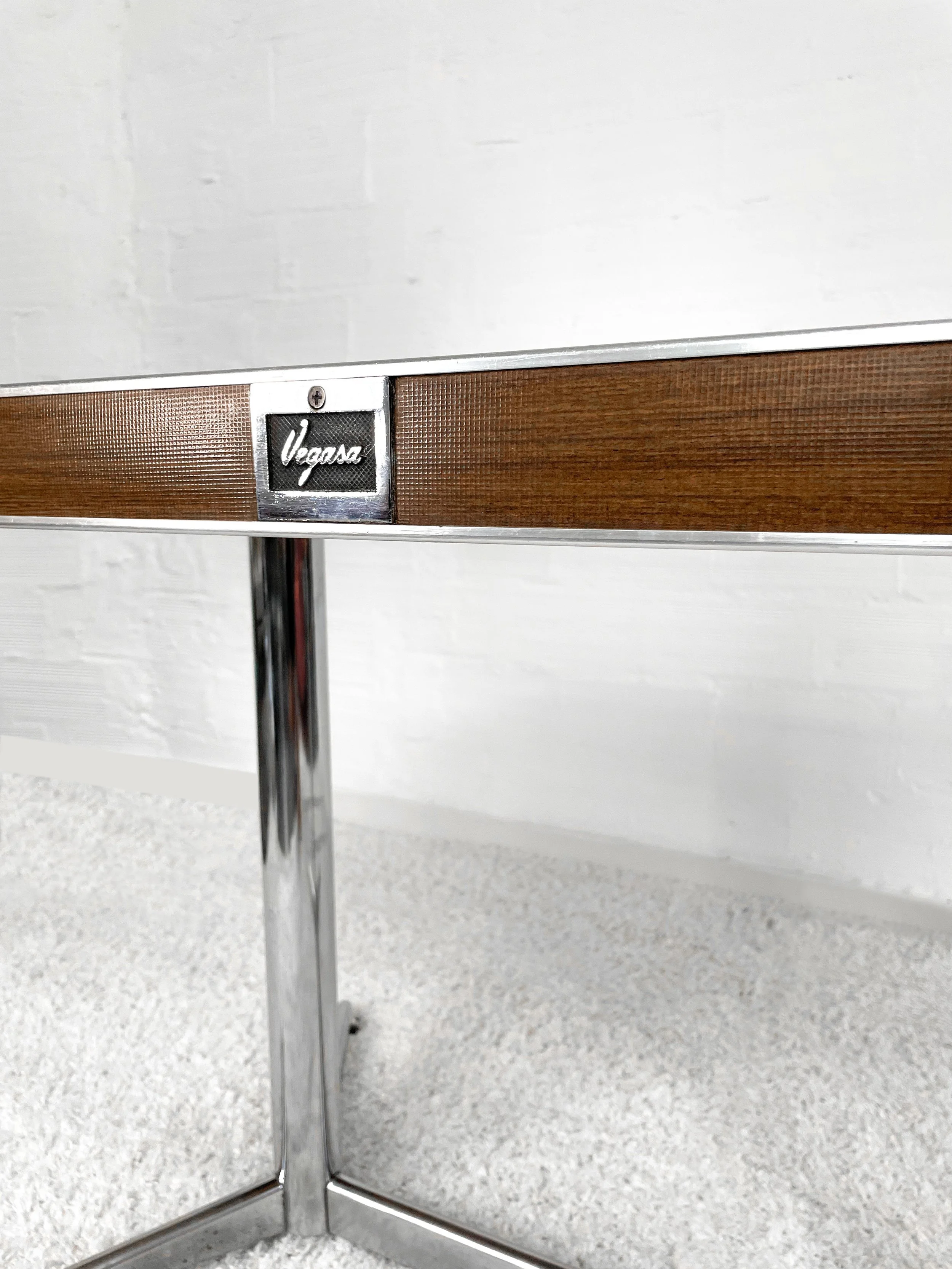 Mesa comedor ovalada Vegasa. Color Nogal. 60s. Monda Lironda Vintage