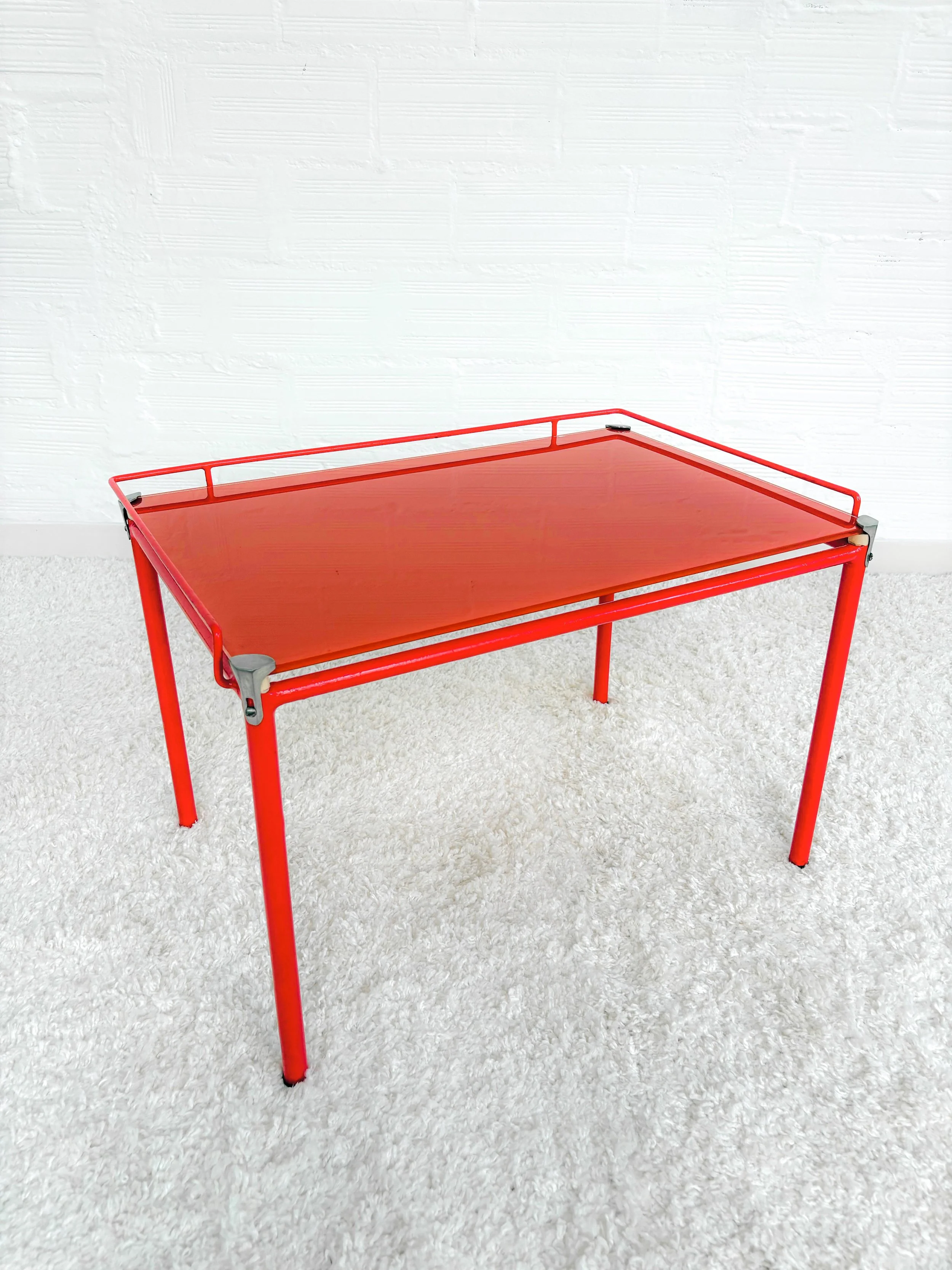 Mesa auxiliar roja con cristal. Vintage. 70s. Monda Lironda Vintage