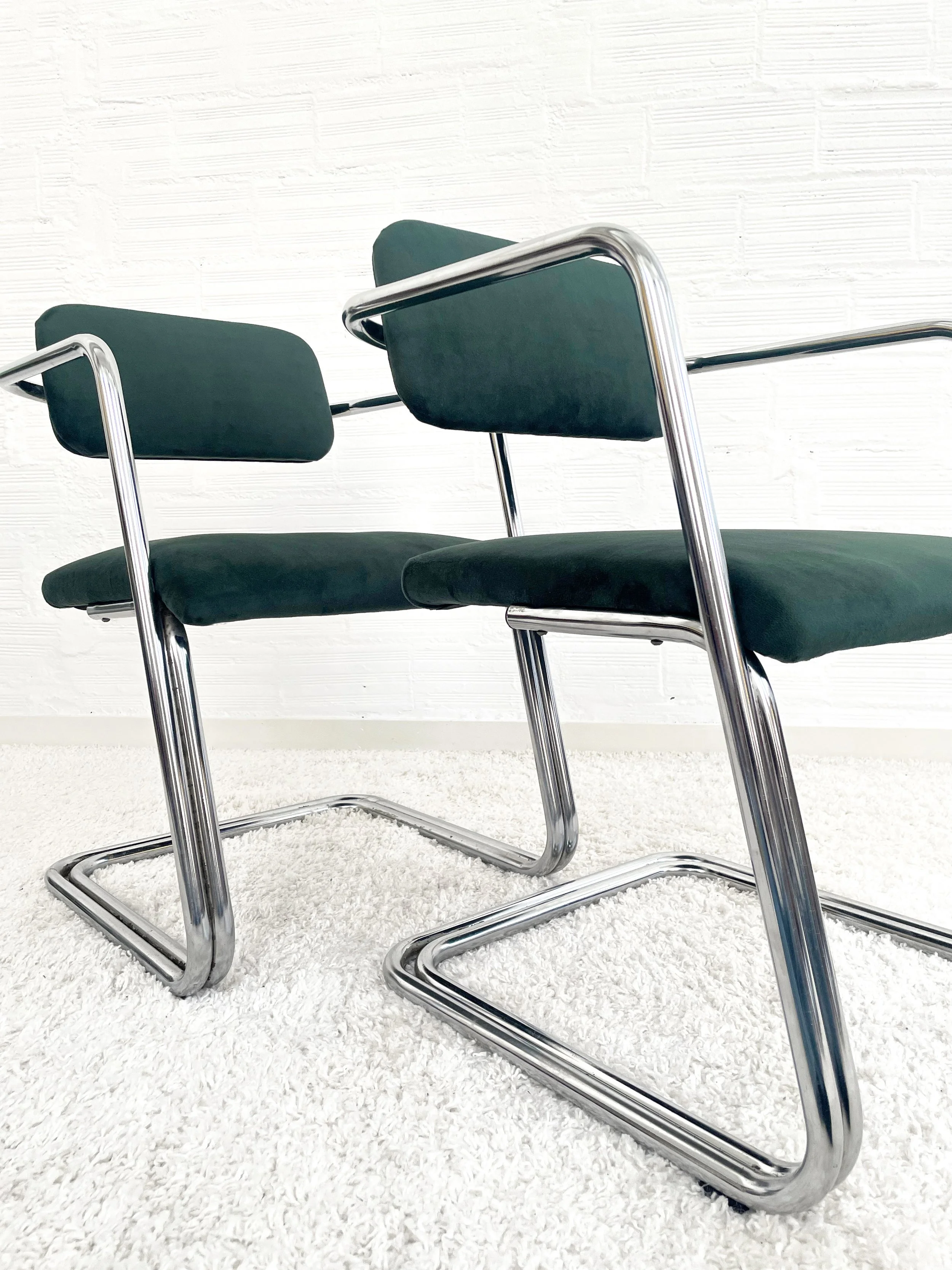 Sillas  vintage cantilever con apoyabrazos. 70s. Tapizado terciopelo verde botella. Monda Lironda Vintage