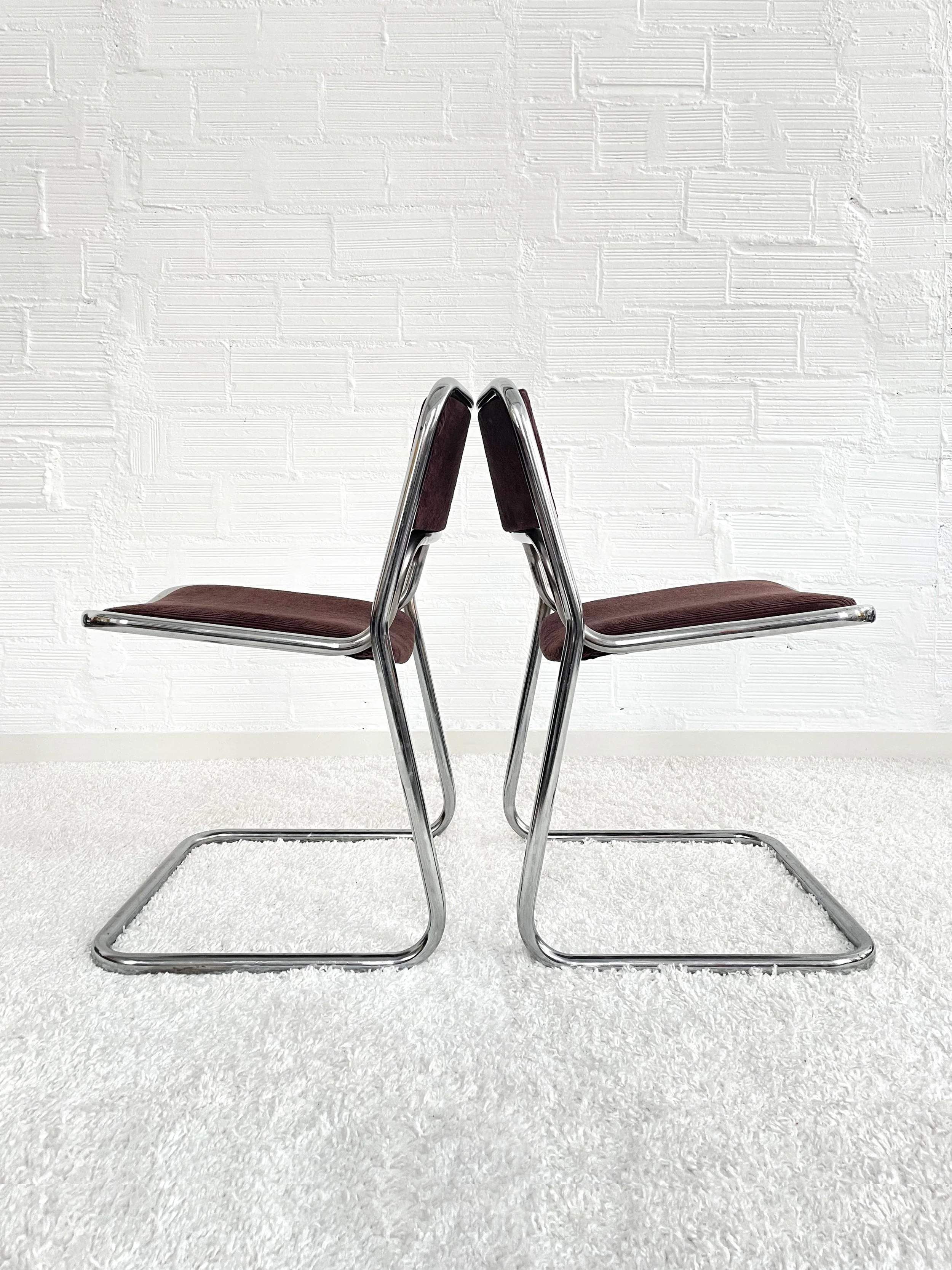Silla cantilever. Italia 70s. Tapizado, pana chocolate. Monda Lironda Vintage