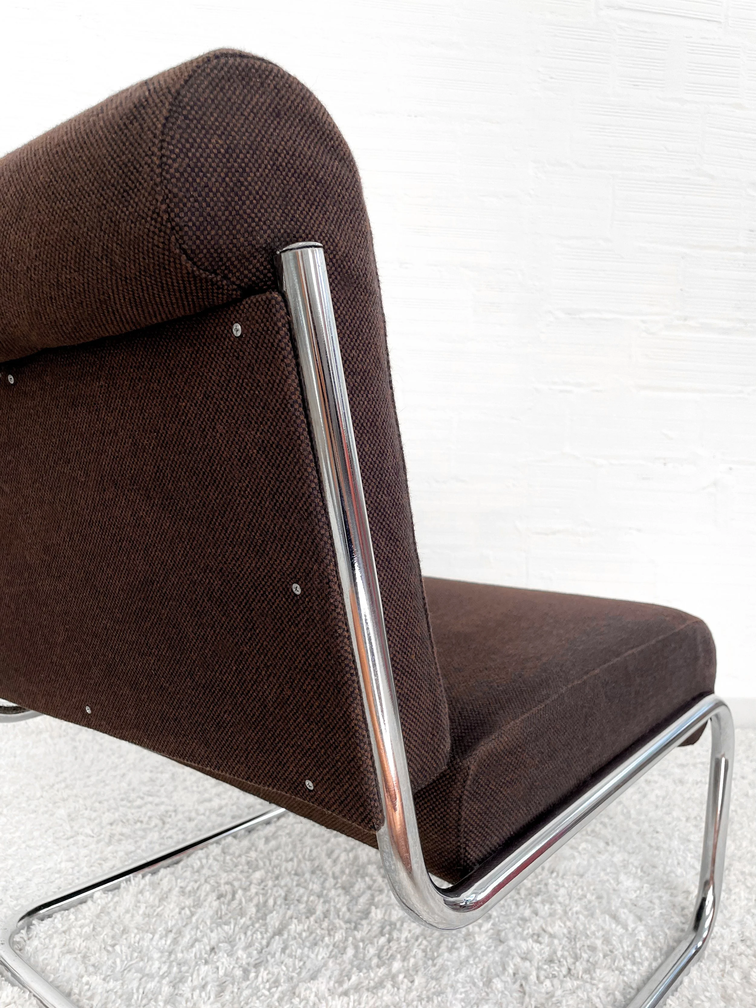 Butaca vintage cantilever. Tapizado jaspeado marrón chocolate. 60s. Monda Lironda Vintage