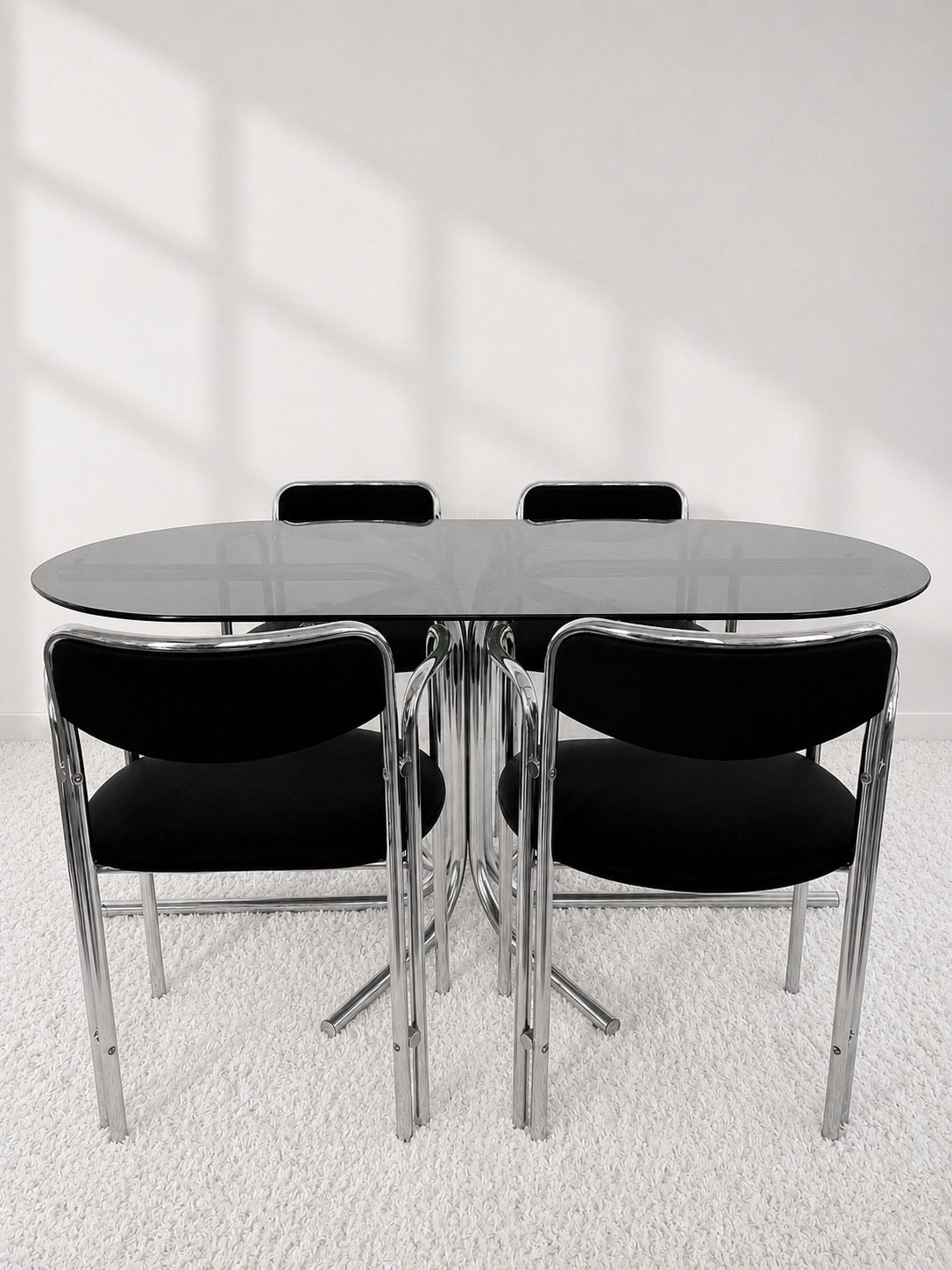 Silla vintage de estructura cromada doble y terciopelo negro. 70s. Monda Lironda Vintage