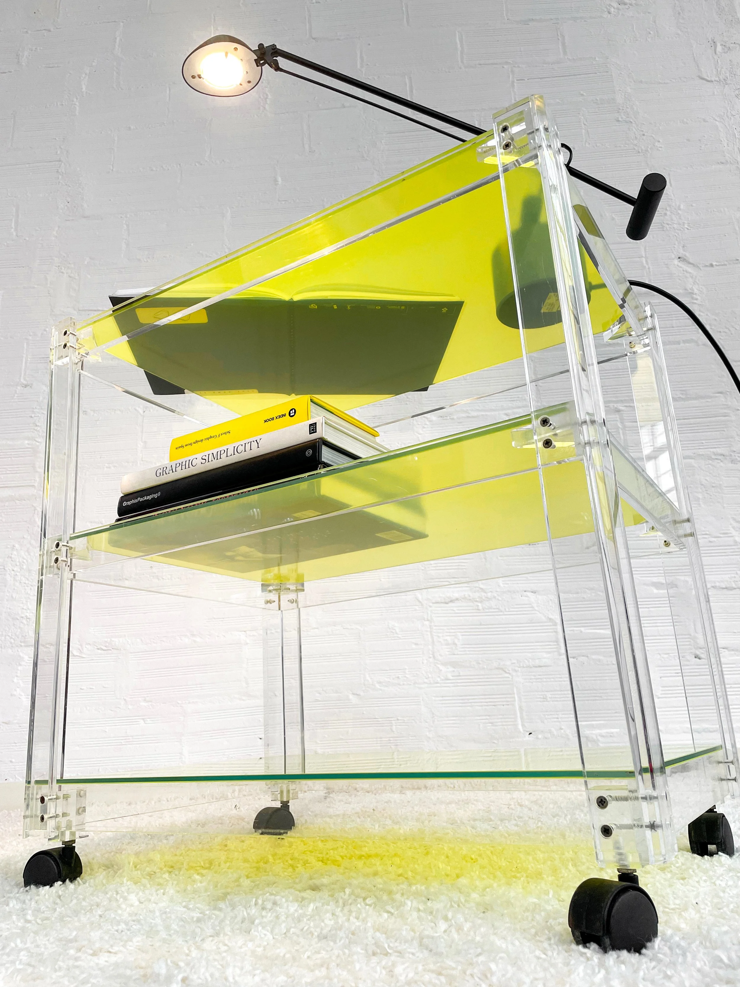 Mesa auxiliar de metacrilato. Vintage. Spain. 80s