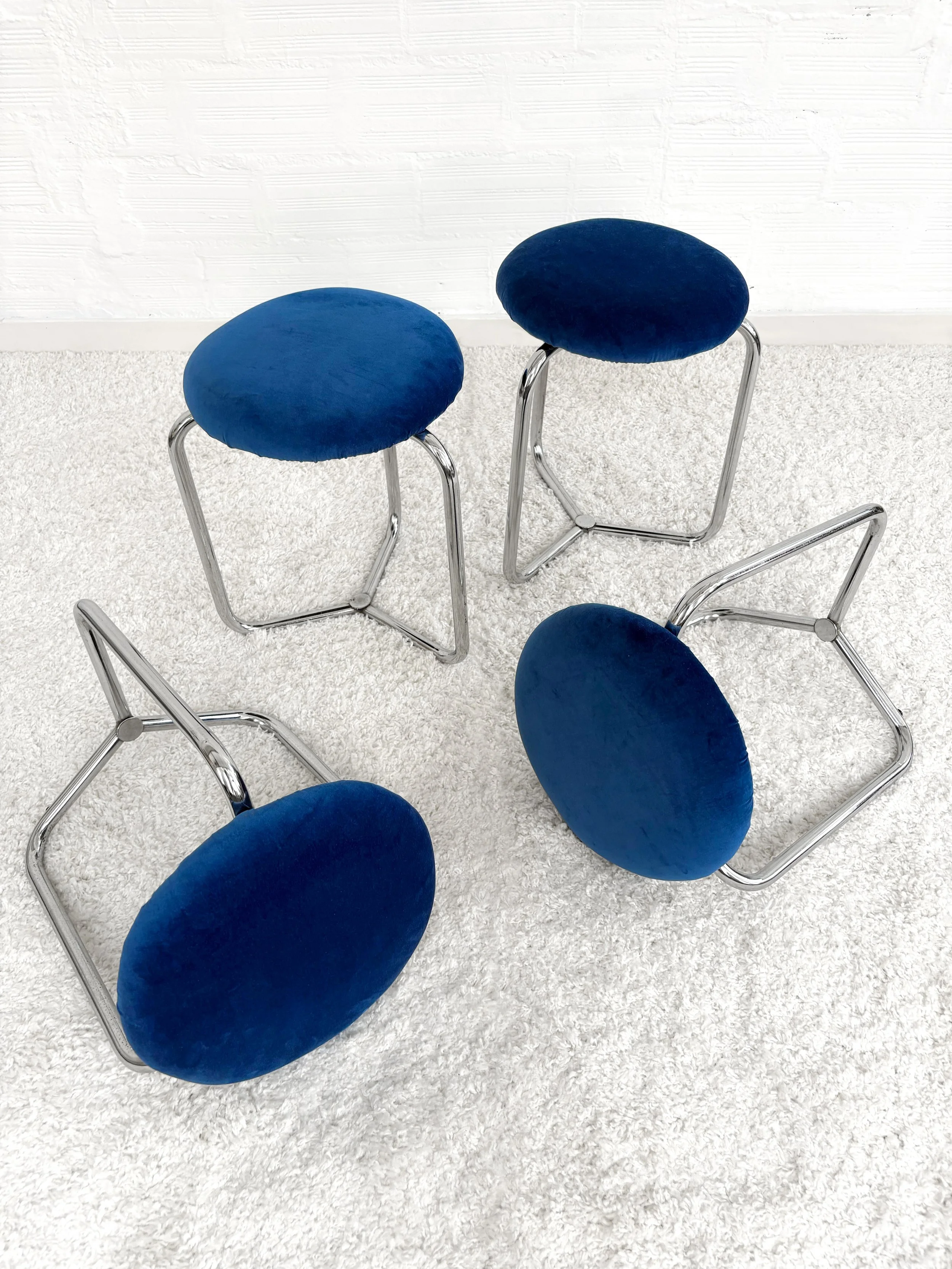 Taburetes bajos space age. Azul índigo. Estructura cromada. 70s. Monda Lironda Vintage
