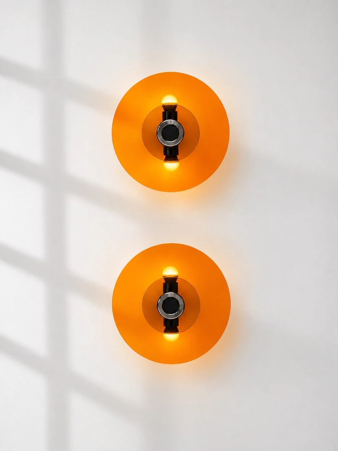 Apliques murales cromados con pantalla de metacrilato naranja. Monda Lironda Vintage