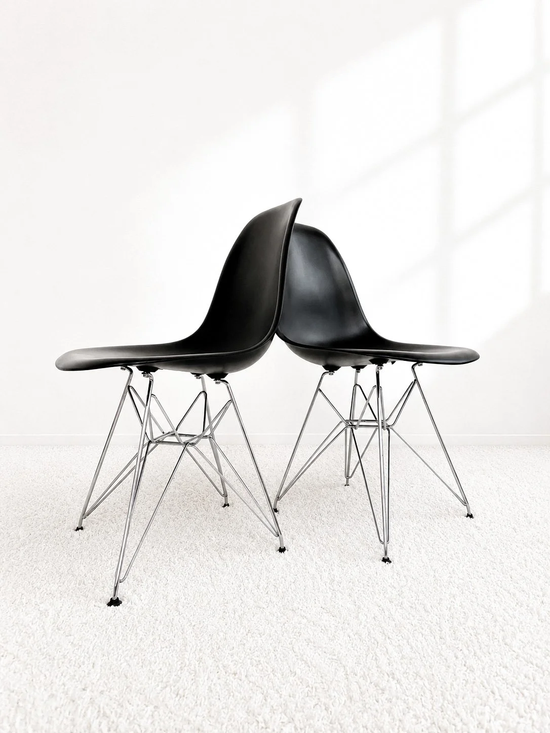 Sillas DSR de Vitra, diseñadas por Ray y Charles Eames. Monda Lironda Vintage