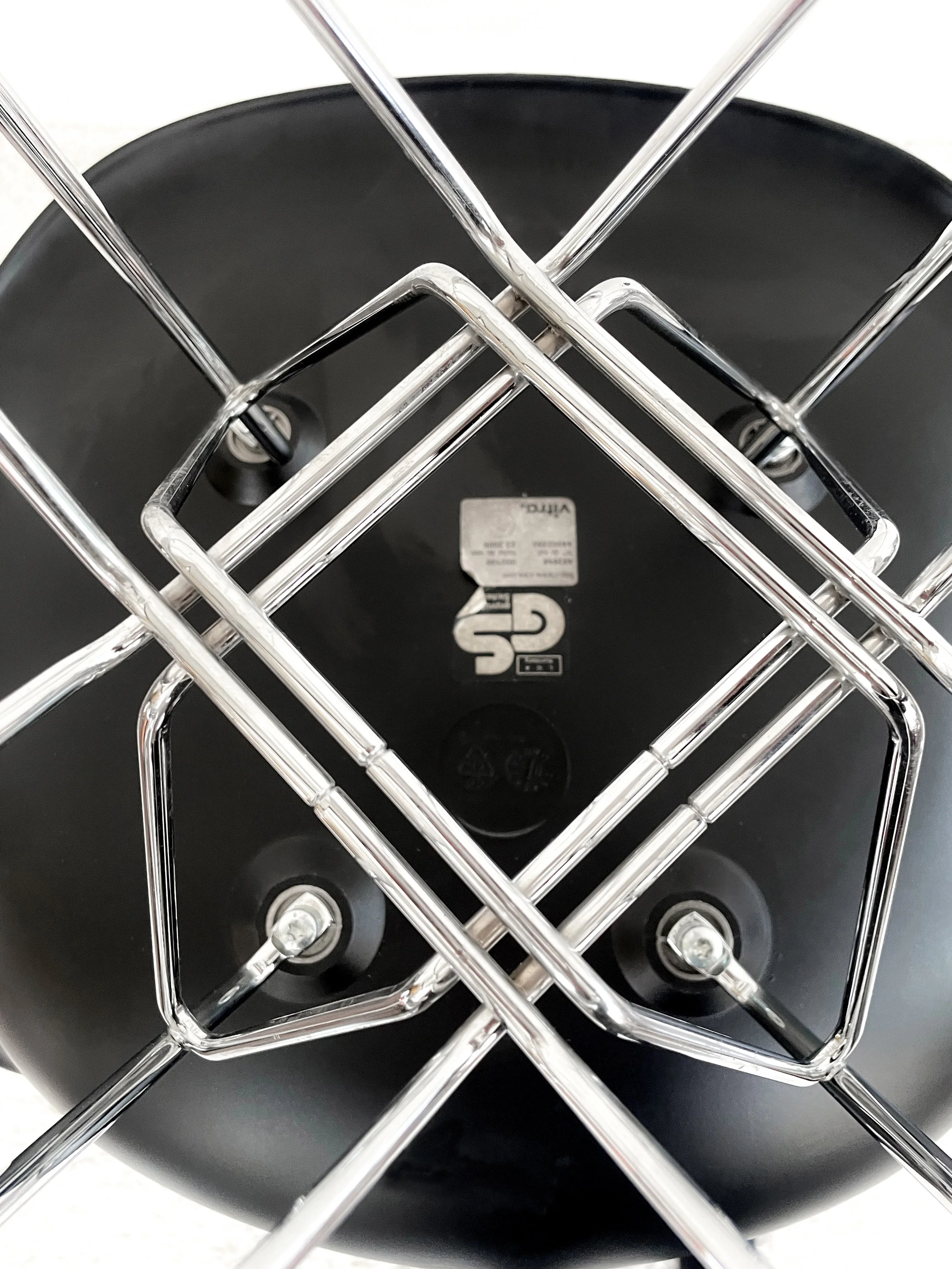 Sillas DSR de Vitra, diseñadas por Ray y Charles Eames. Monda Lironda Vintage