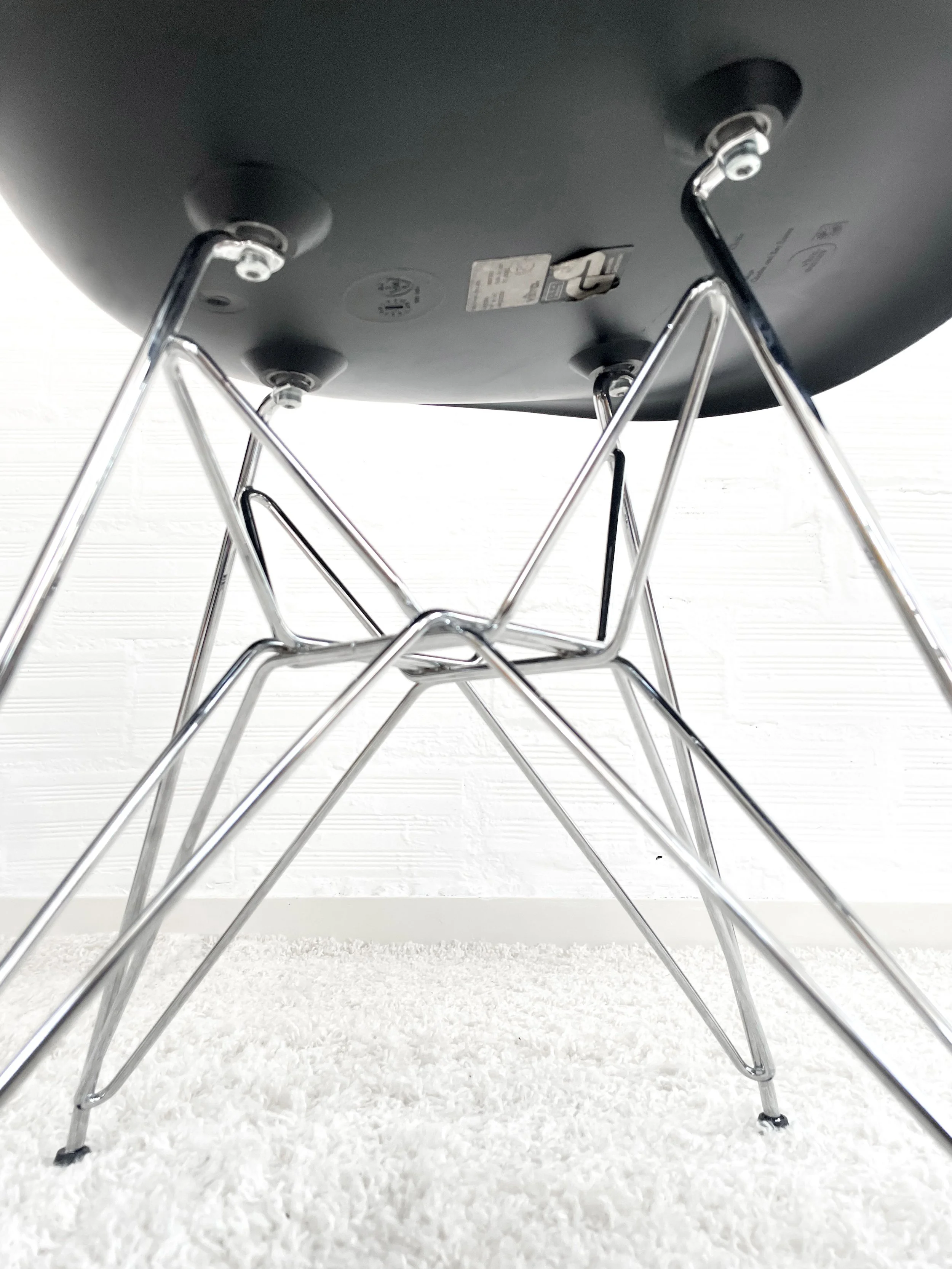 Sillas DSR de Vitra, diseñadas por Ray y Charles Eames. Monda Lironda Vintage