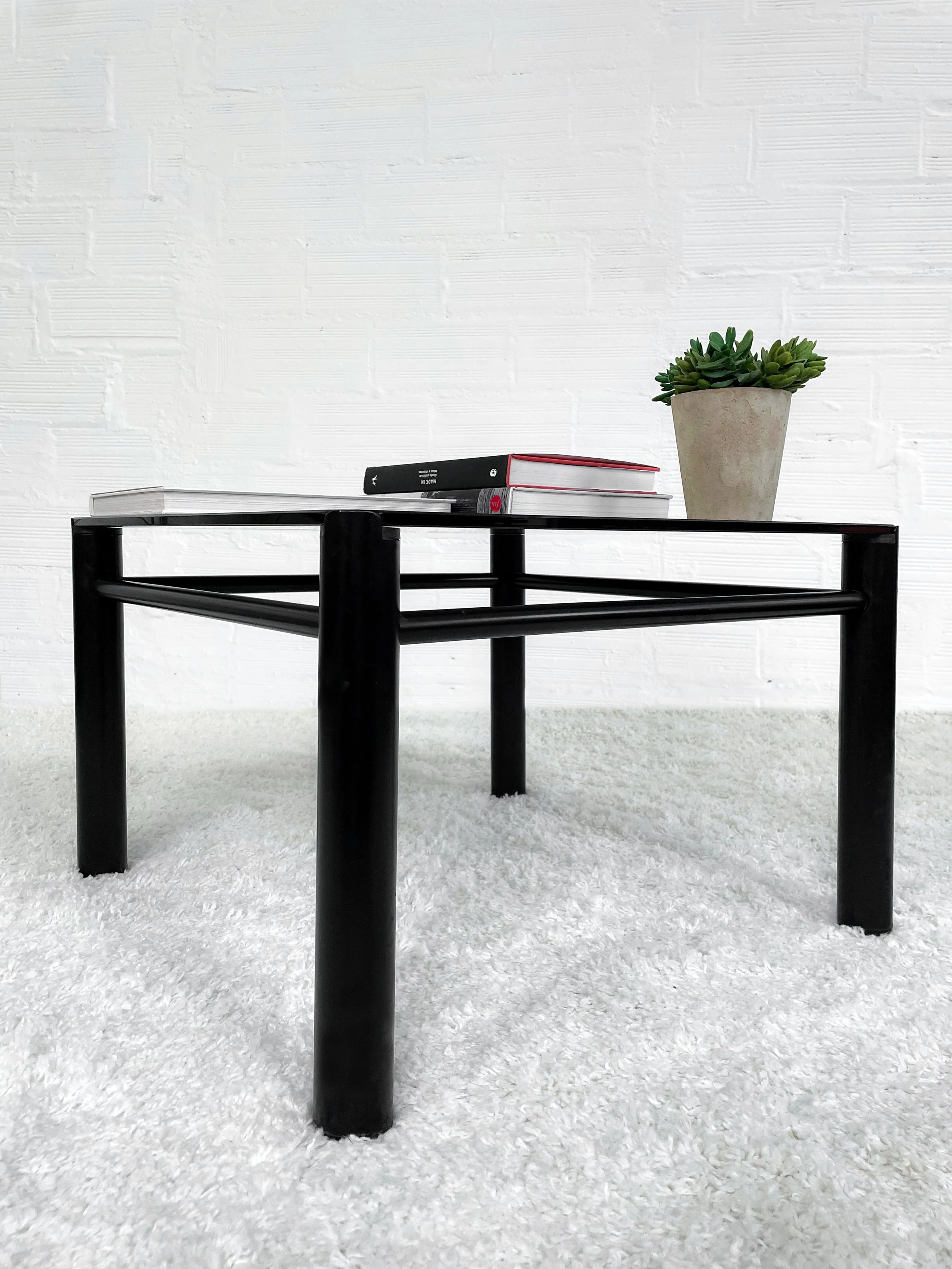 Mesa centro cuadrada. Estructura metal lacada en negro. 80s. Monda Lironda Vintage