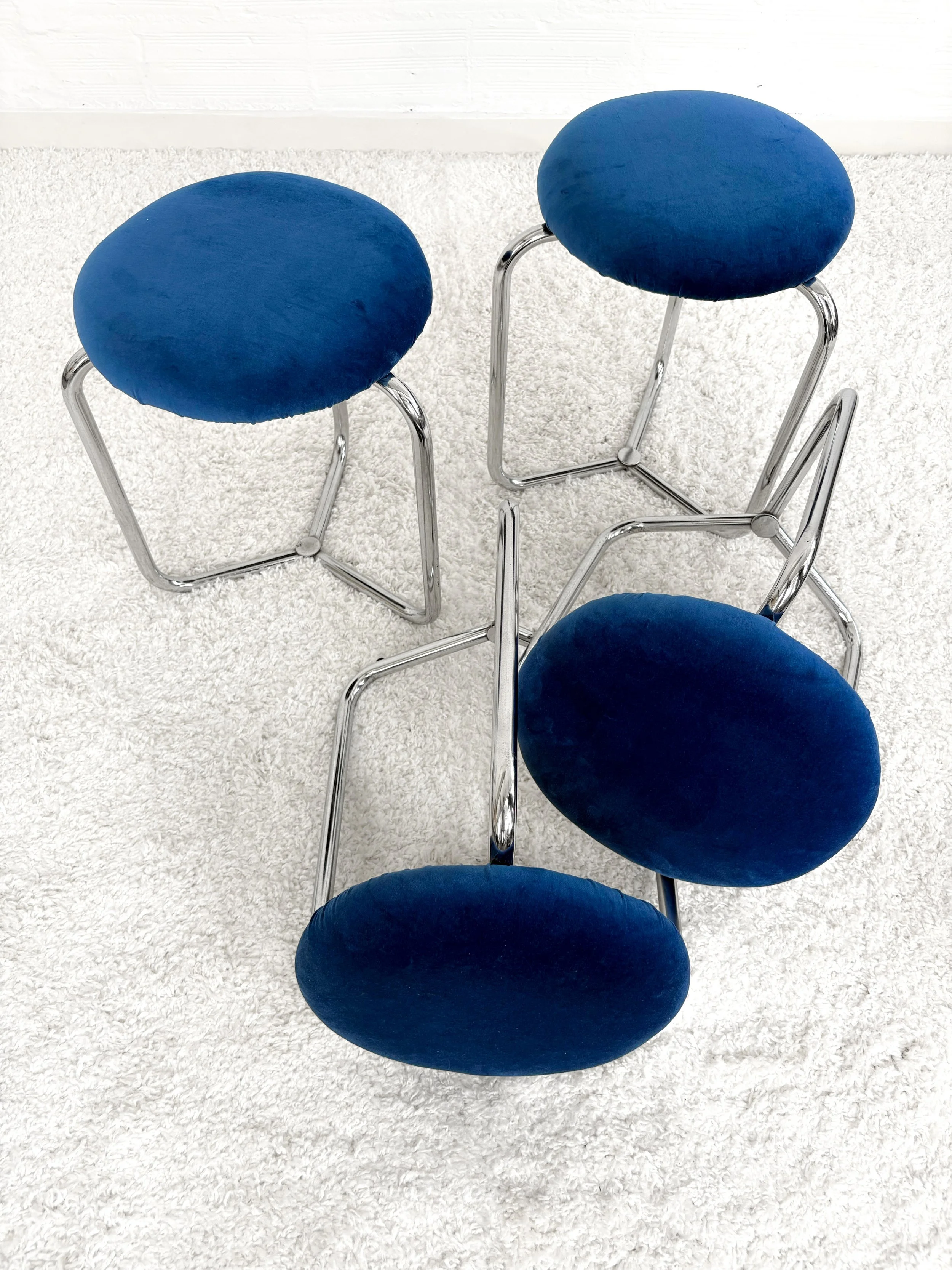 Taburetes bajos space age. Azul índigo. Estructura cromada. 70s. Monda Lironda Vintage