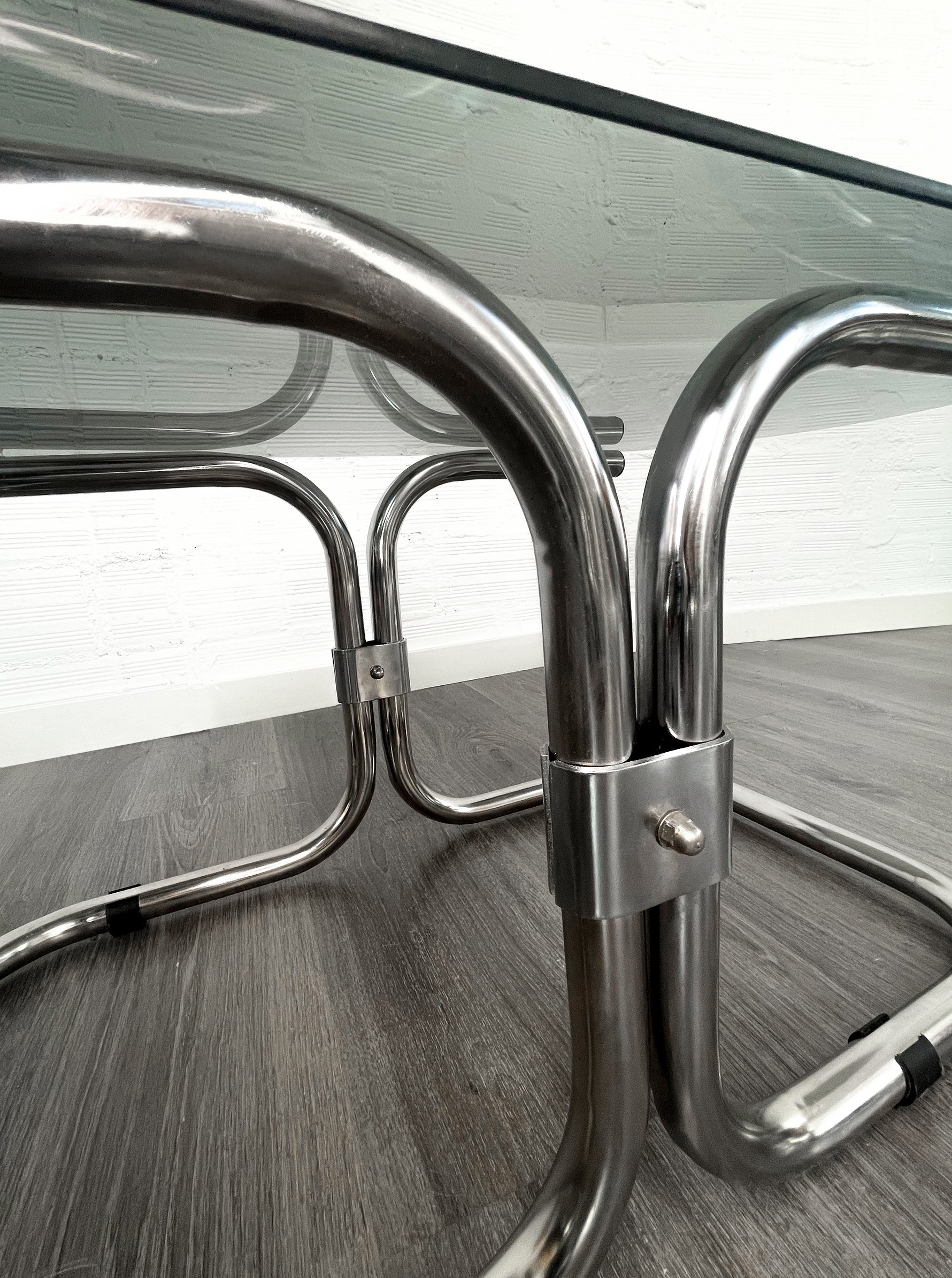 Mesa auxiliar ovalada con estructura tubular cromada. 70s. Monda Lironda Vntage