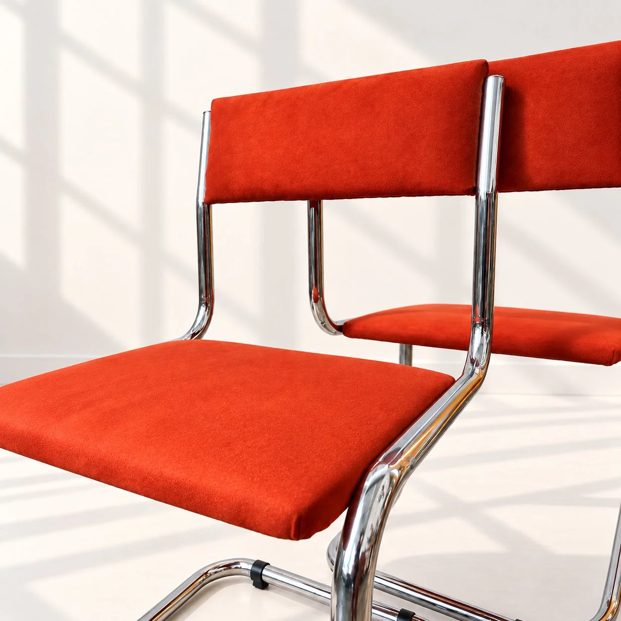 Sillas cantilever. Italia años 70. Tapizado antelina color teja. Monda Lironda Vintage