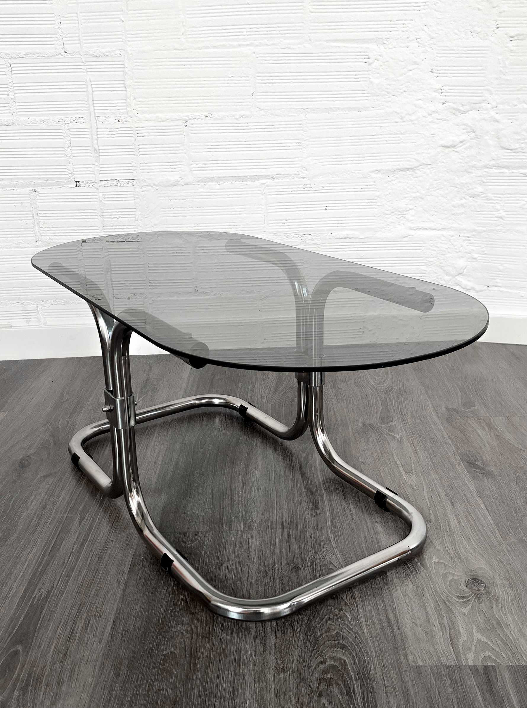 Mesa auxiliar ovalada con estructura tubular cromada. 70s. Monda Lironda Vntage