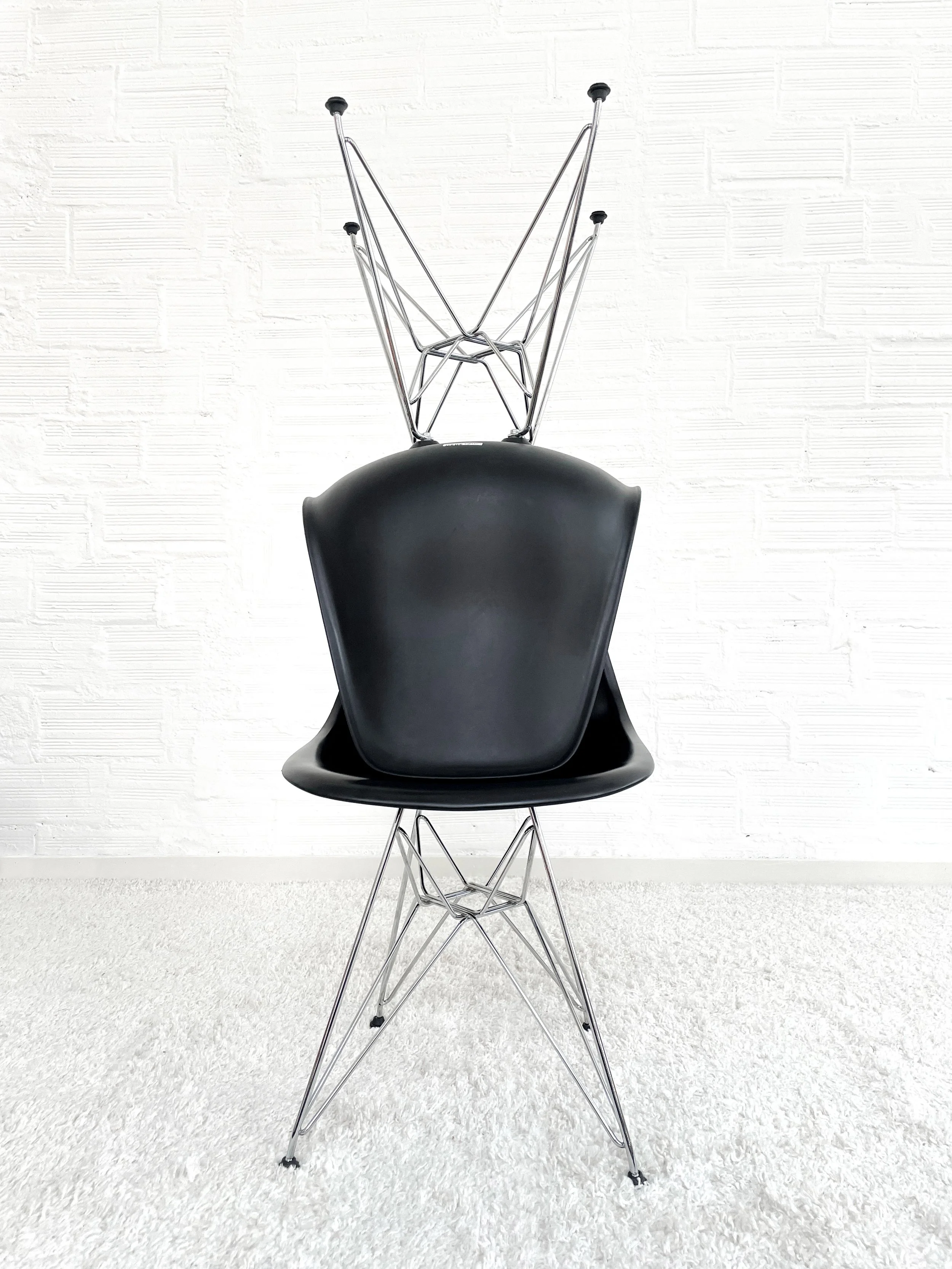 Sillas DSR de Vitra, diseñadas por Ray y Charles Eames. Monda Lironda Vintage