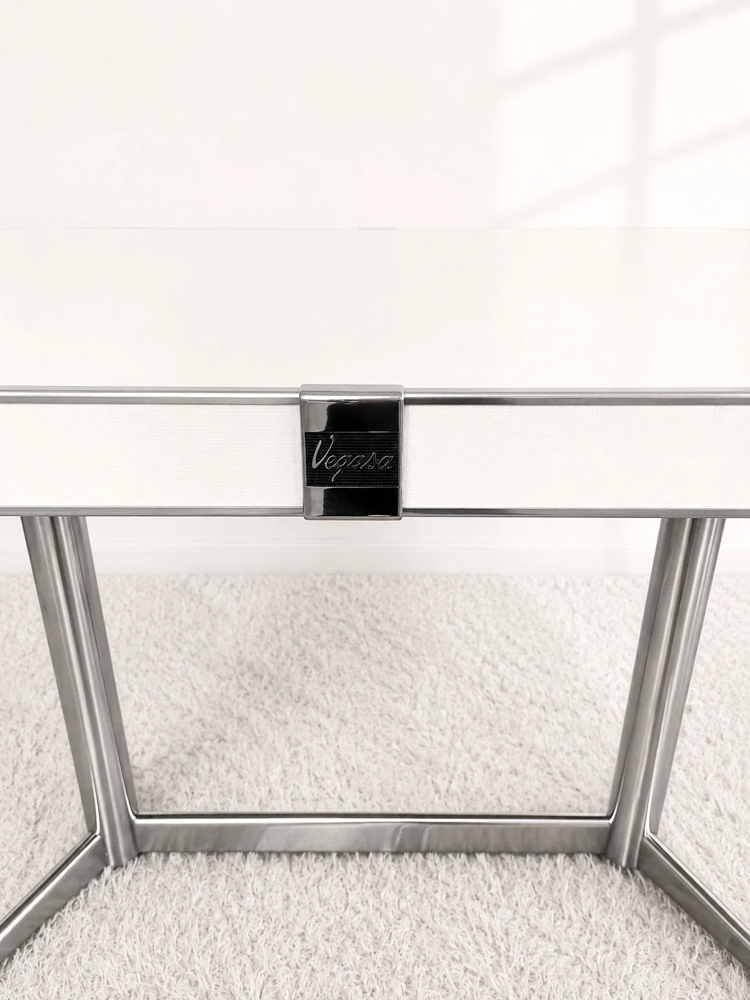 Mesa comedor ovalada Vegasa. Color blanco. 60s. Monda Lironda Vintage