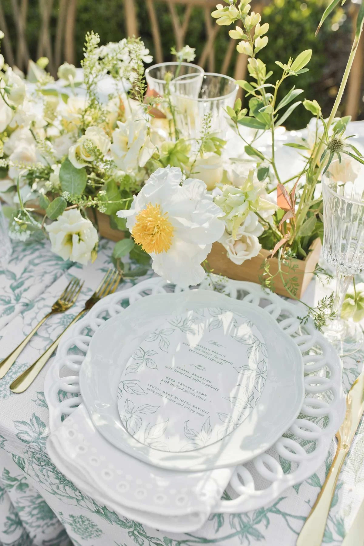 Summer-Wedding-Table-Setting-Decor.jpg
