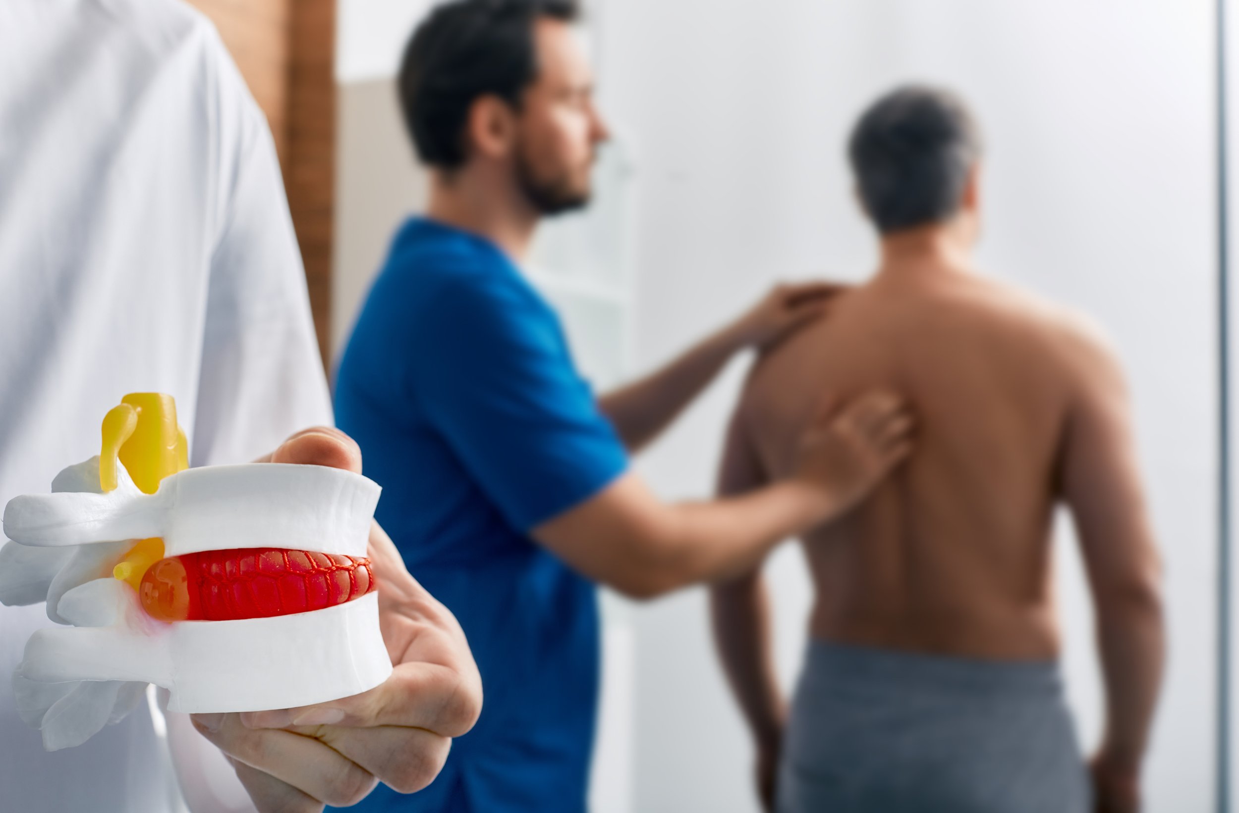La Quiropráctica y las Hernias Discales: Enfoque en las Hernias Discales Lumbares y su Relevancia en los Deportes