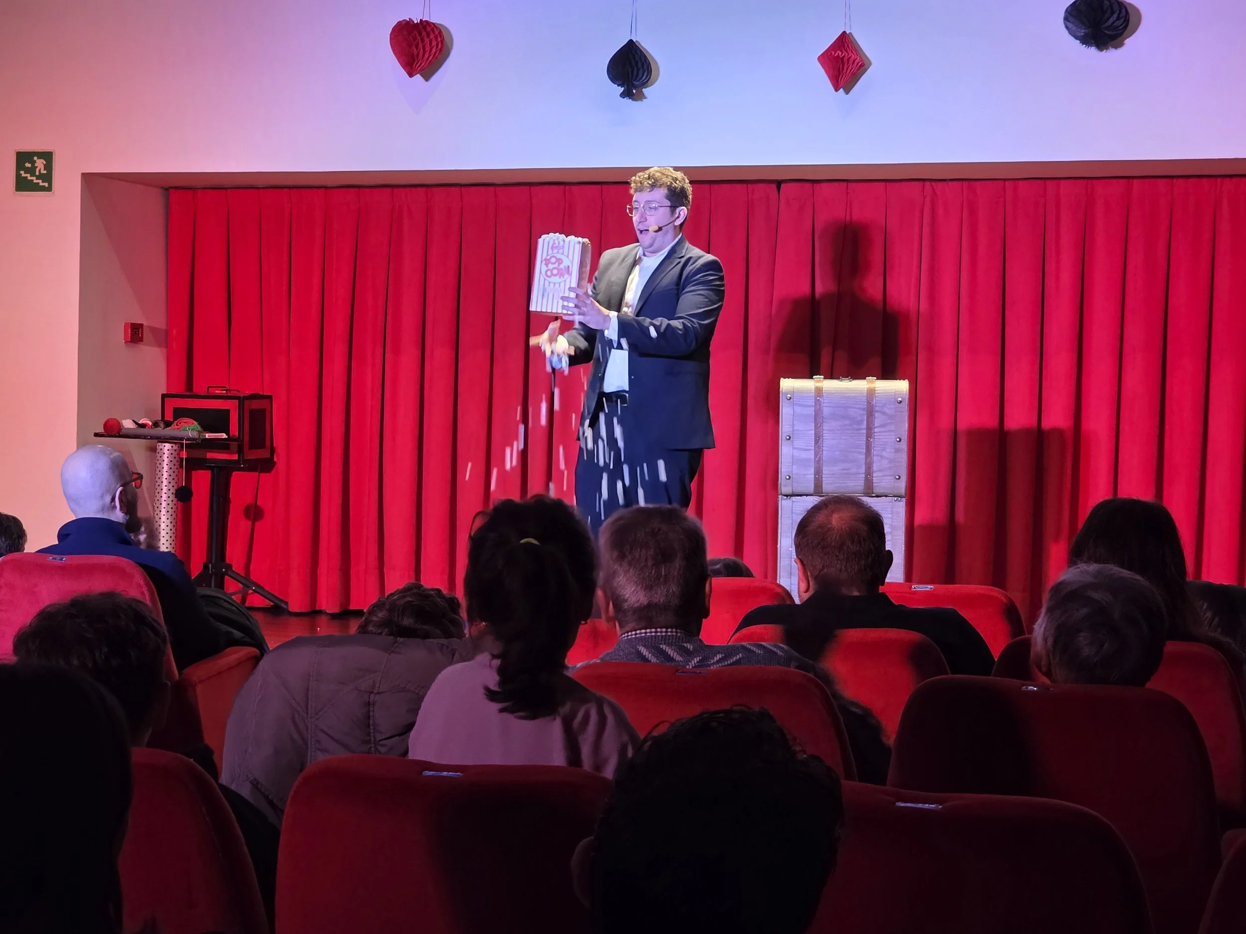 Performance di comedy magic dal vivo con Mago Cofano, pensata per eventi, teatri e occasioni speciali come matrimoni e cerimonie, con uno stile cabarettistico per adulti.