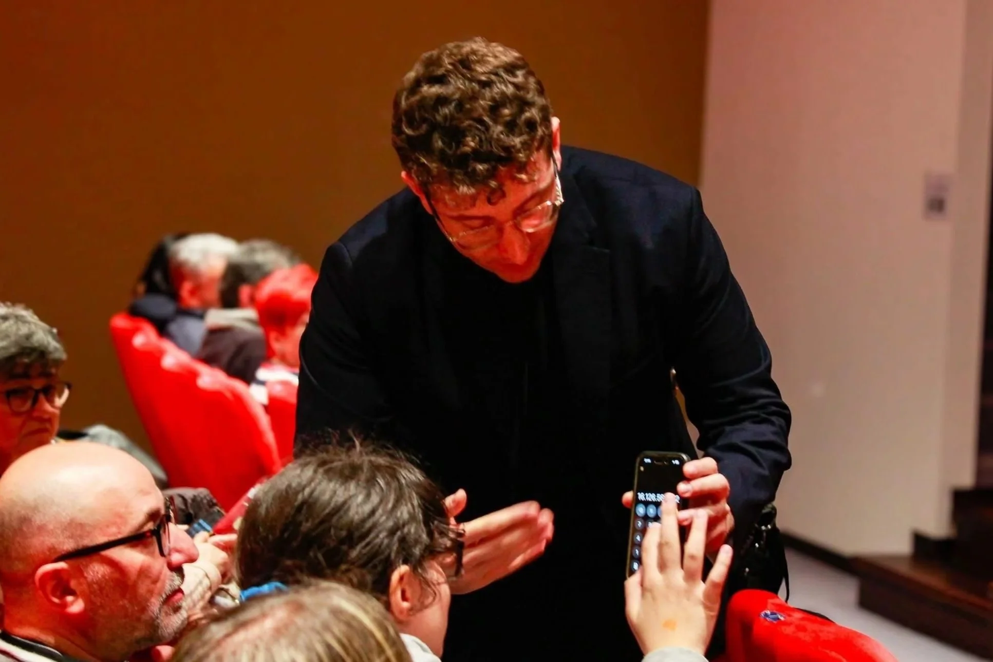 Spettacolo di magia comica cabaret di Mago Cofano, illusionista e performer