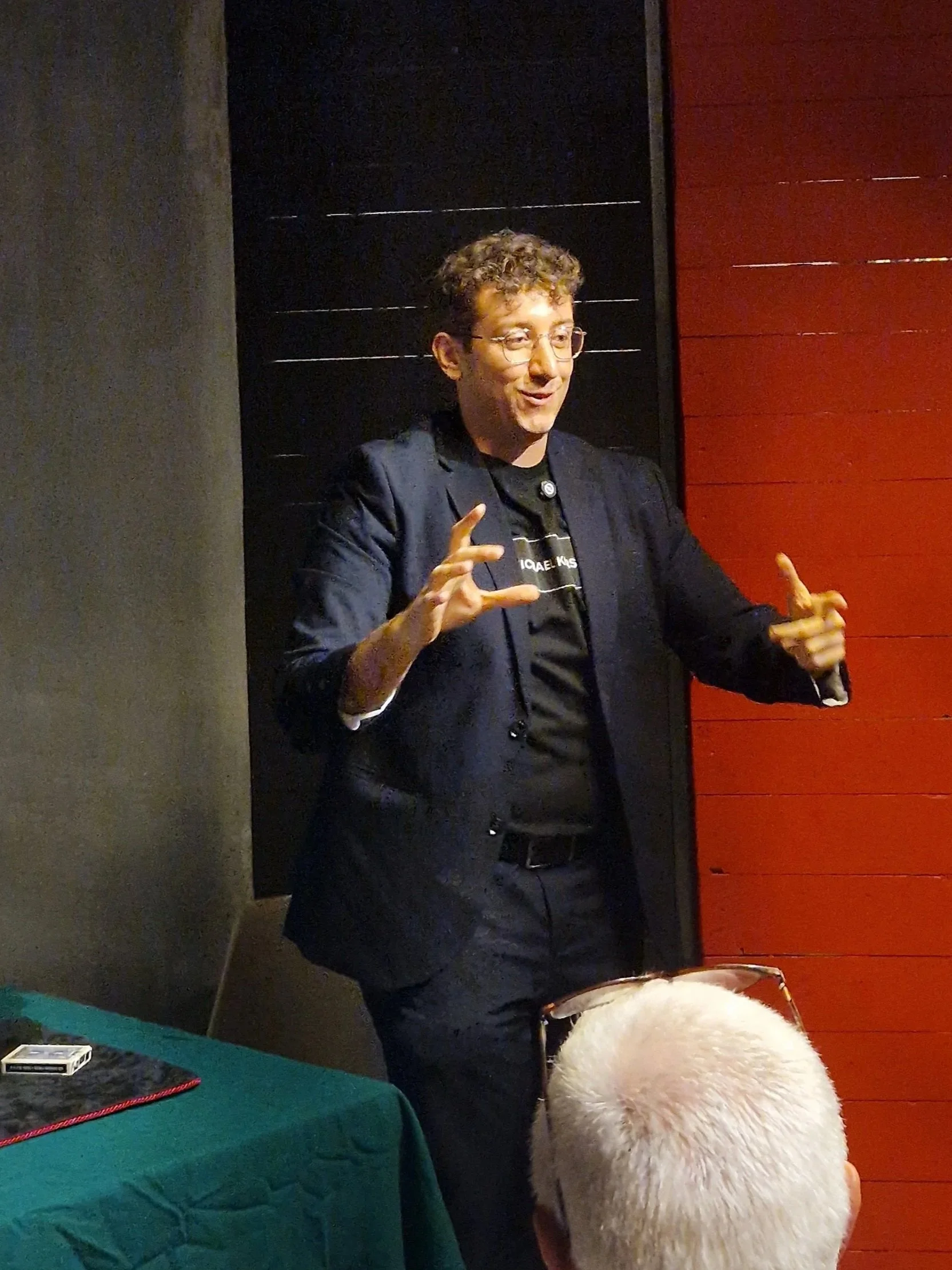 Mago Cofano sul palco in uno spettacolo di illusionismo comico cabaret, pensato per eventi aziendali e contesti teatrali