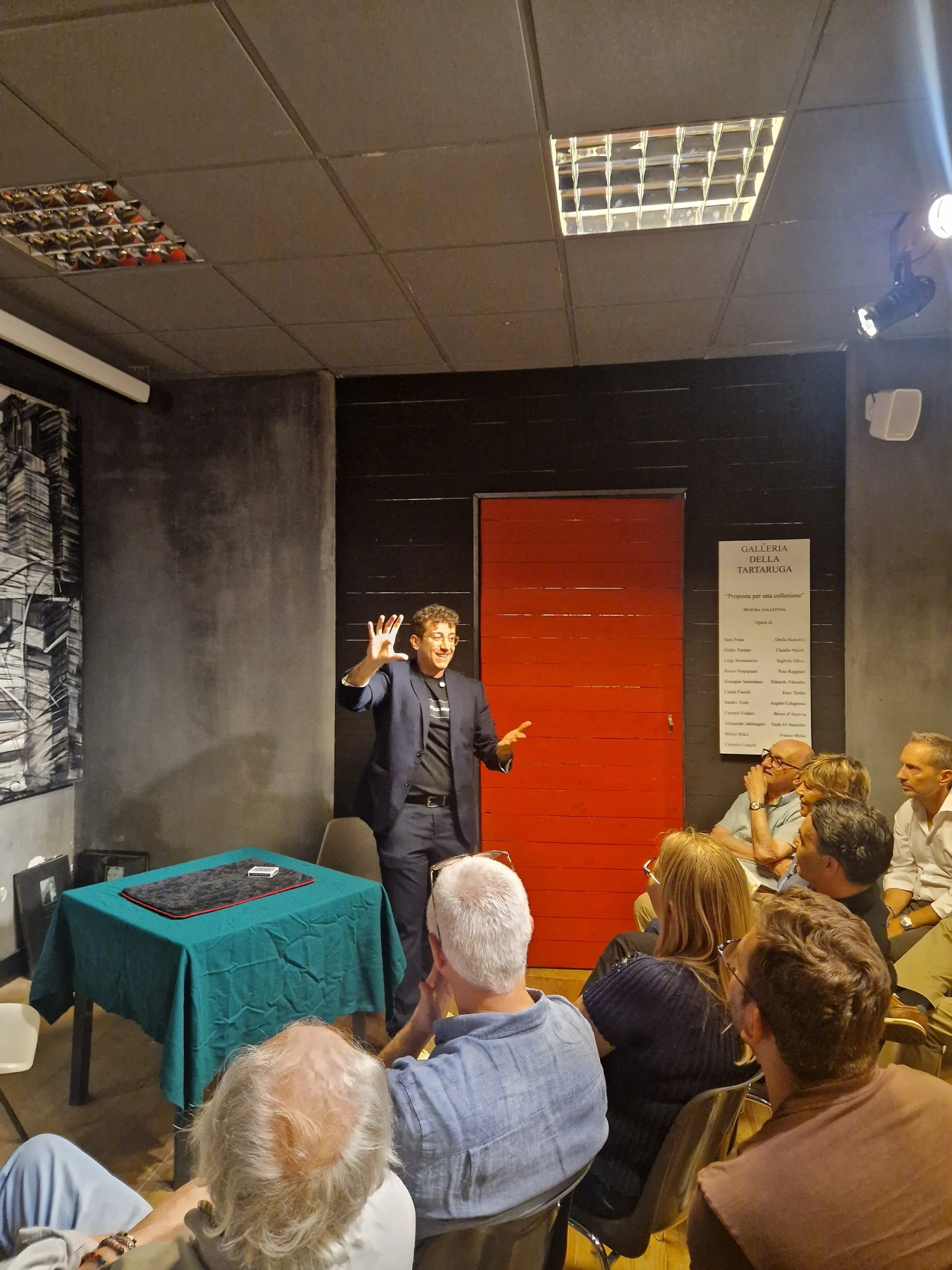 Spettacolo di magia comica dal vivo per eventi aziendali, matrimoni, cresime e comunioni, con Mago Cofano in scena davanti al pubblico.