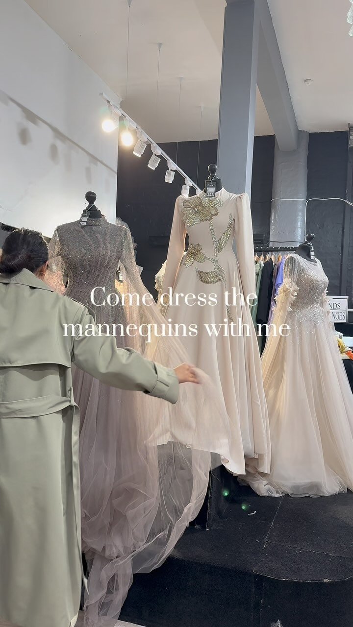 A little late night behind the scenes of last weeks middle podium switch up. It was definitely a hit with you all as they are all nearly sold out! (P.s mind the bad hair day)
#badhairday #modestfashion #modestclothing #bts #clothingstore #clothings
