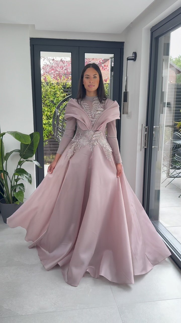 DAME UN GRR
It’s giving Saturday vibes đź‘‘
#Transition #clothing #modestfashion #modestclothing #ootd #hijabifashion #modestwear #promgown #prom
