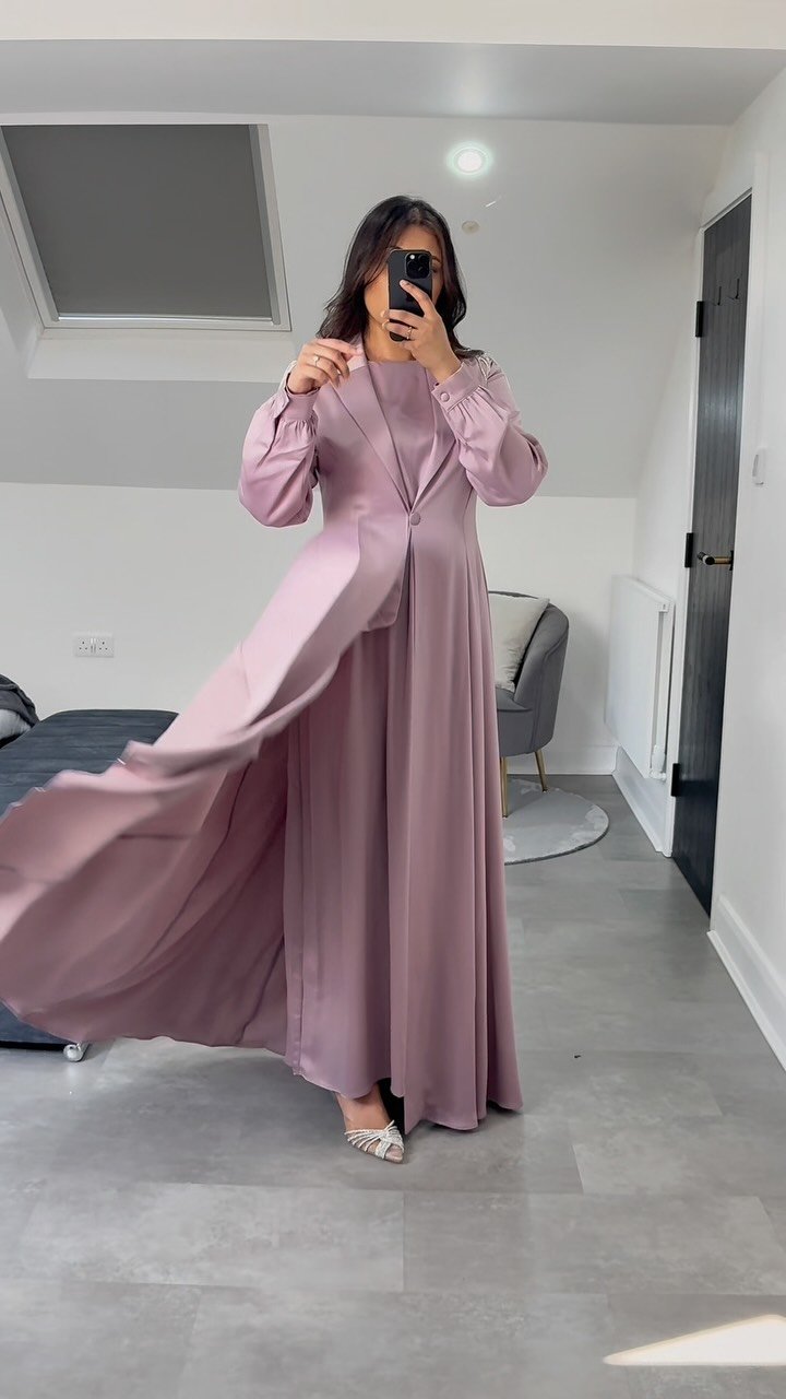 This stunning pink satin dress is perfectly paired with an elegant jacket - the shoulder embellishments take it to the next level! 10/10 from me, and I love that it's fully lined and modest 🤍
#modestclothing #abiye #clothing #dress #dresses #gown #