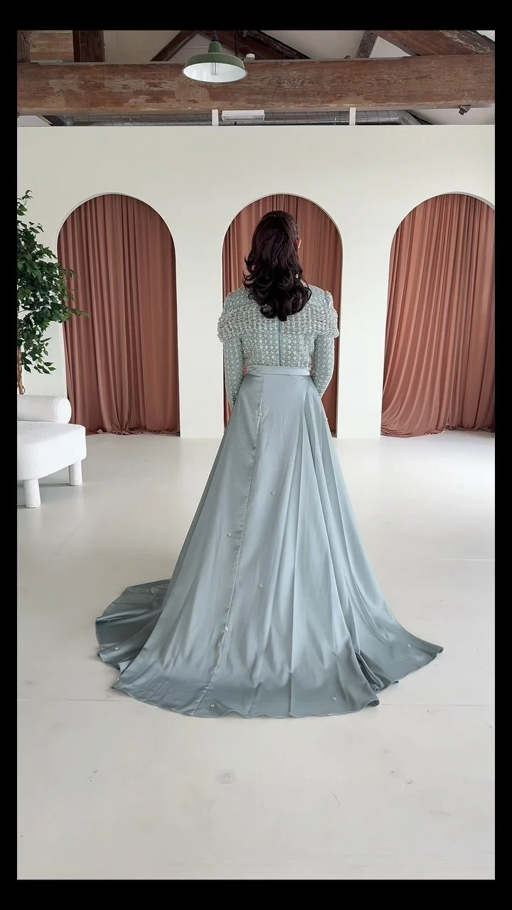 ✨ Elegance in every layer ✨
This modest beauty comes with a detachable satin skirt — perfect for transforming your look from day to night effortlessly. #ModestFashion with a twist 💫
Makeup by the talented @elegancebymazz
Beautiful studio @b