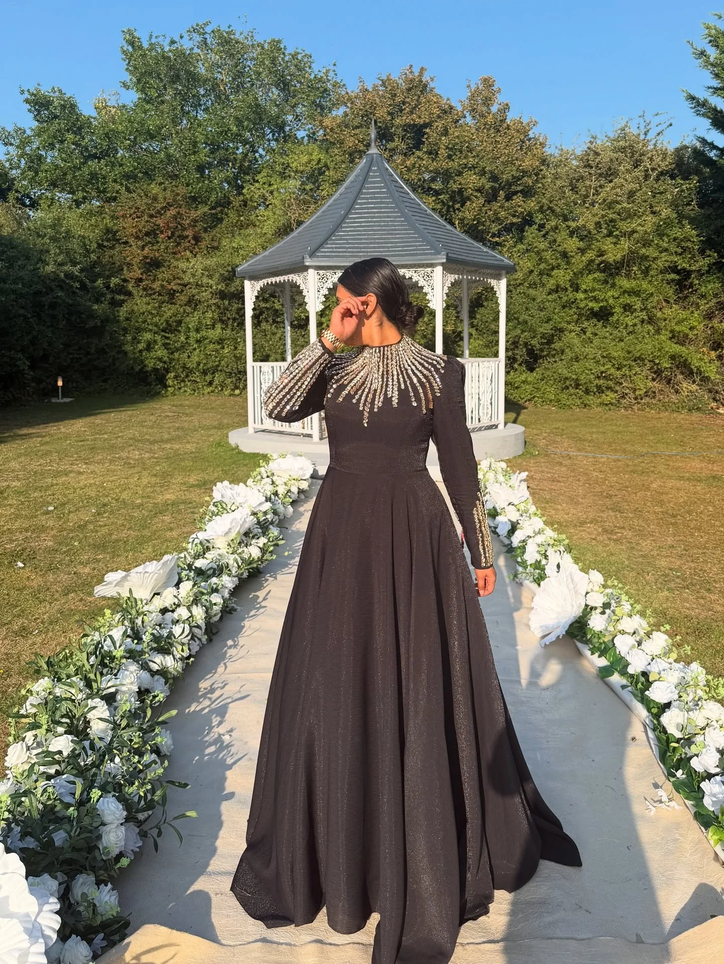 Wore black to stay low-key… turns out the whole wedding was on the same vibe 🖤✨ Accidental coordination at its finest.
#WeddingGuest #BlackDressLook #AccidentalMatch #WeddingVibes #ChicInBlack #AllBlackEverything #OOTD #StyledBySurprise #Gue