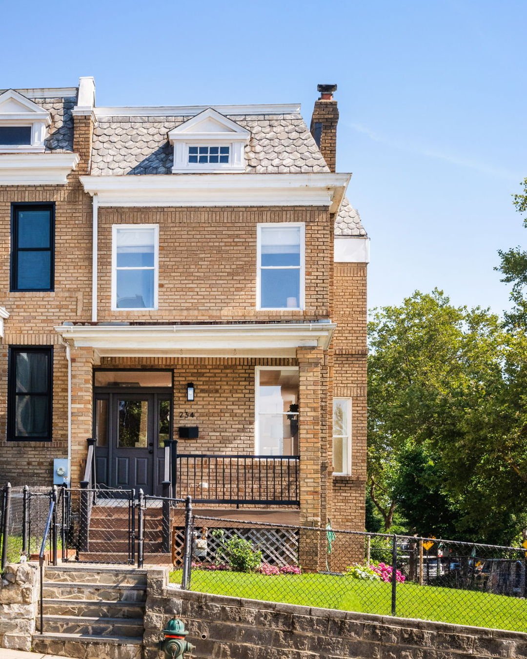 I wanted to share a sneak peek of this beautiful, light-filled rowhome that is coming on the market later this week in Eckington. I love that this home has so much light and is located on a corner lot with a huge yard! I'm already imagining the great