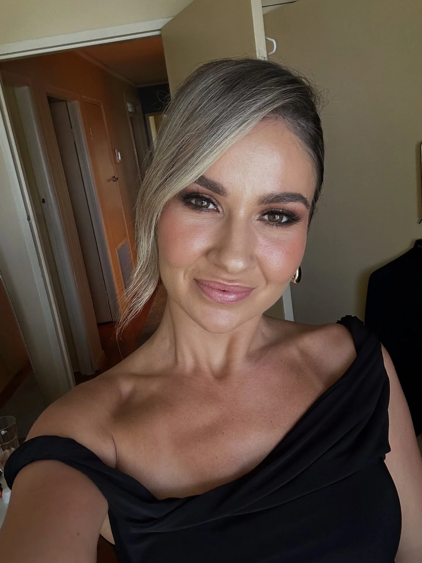 When the glam looks like this you post immediately.
What a babe 🔥

The brief: &ldquo;I loved the makeup you did for me 2 years ago. Glam and bronzy. So something like that again.&rdquo;

Swipe to the end to see pic from 2 years ago 🙌🏼

The feedbac