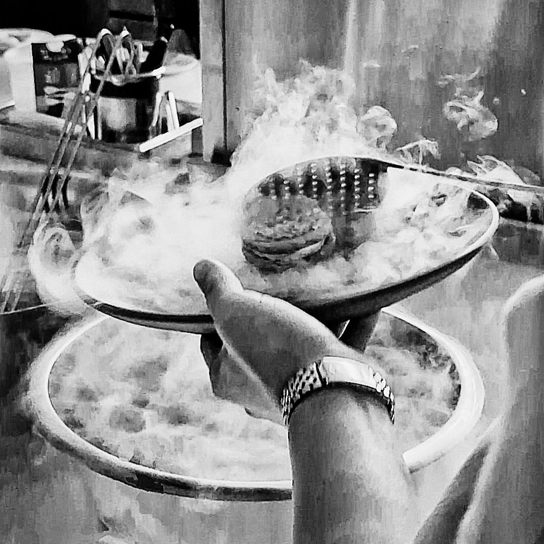 Bare-handed Feasting Draws Crowds At Four One Nine