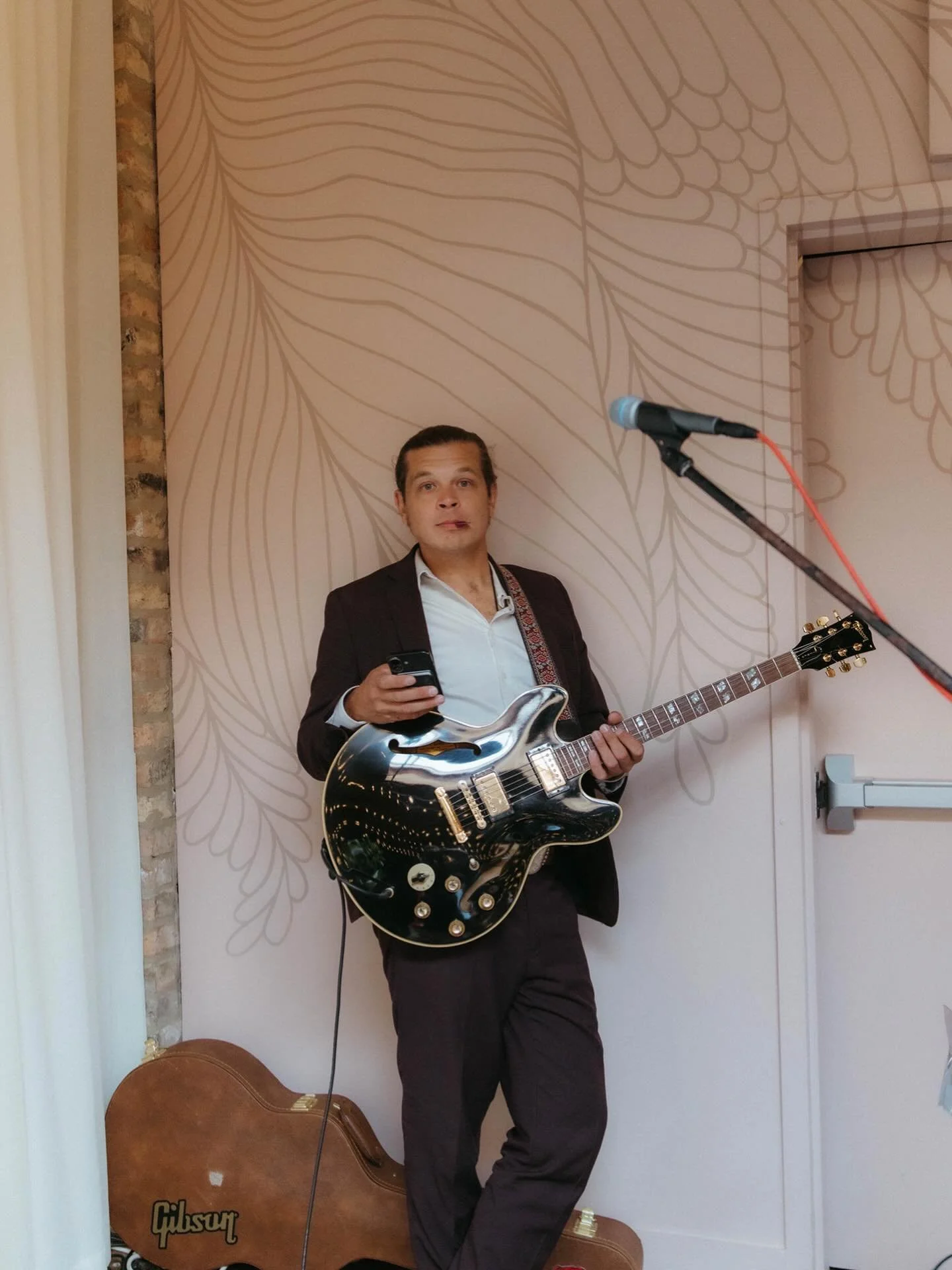 @blindcornerbeer this evening 6-9pm! Love the staff and space so much and look forward to my gigs here. Join me! 

Tomorrow Nov 15th I&rsquo;ll be at @pollyannabrewingcompany from 2-5pm! 

Hope everybody is having an alright week and to see you soon 