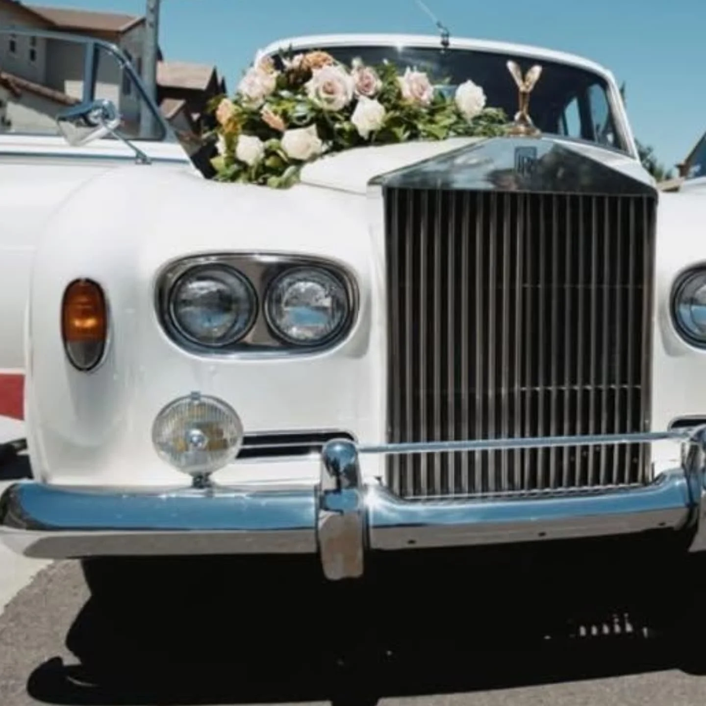 The amount of details at this wedding was off the charts 📈 from the flowers on the Rolls Royce 🪽, to the sparkle on the ceiling ✨️... no detail was overlooked. Comment below ⬇️ which details are you incorporating, or have you incorporated in your w