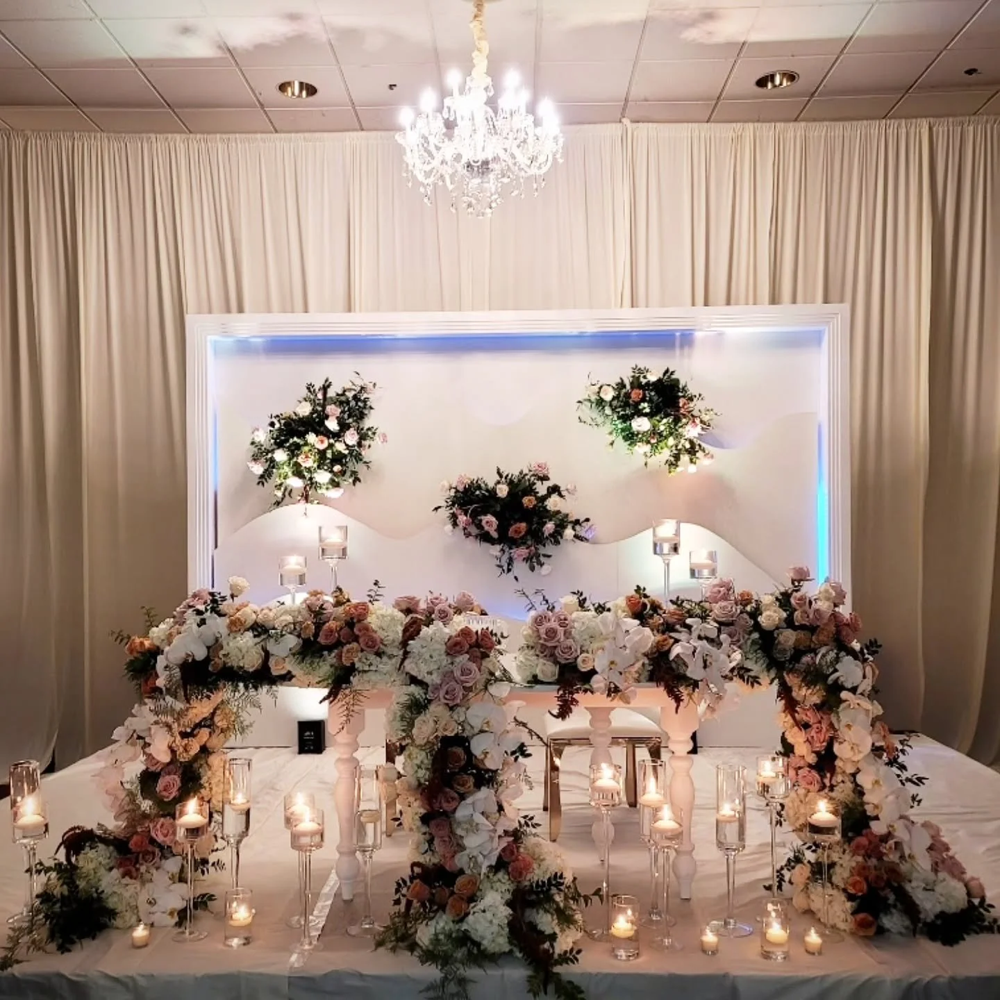 Marian &amp; David's luxurious sweetheart table 💍 overflowing with an abundance of lush, premium champagne-colored 🥂 blooms for their romantic, candlelit reception 💫

#modestoflorist #209florist #centralvalleyflorist #centralvalleyweddings #califo