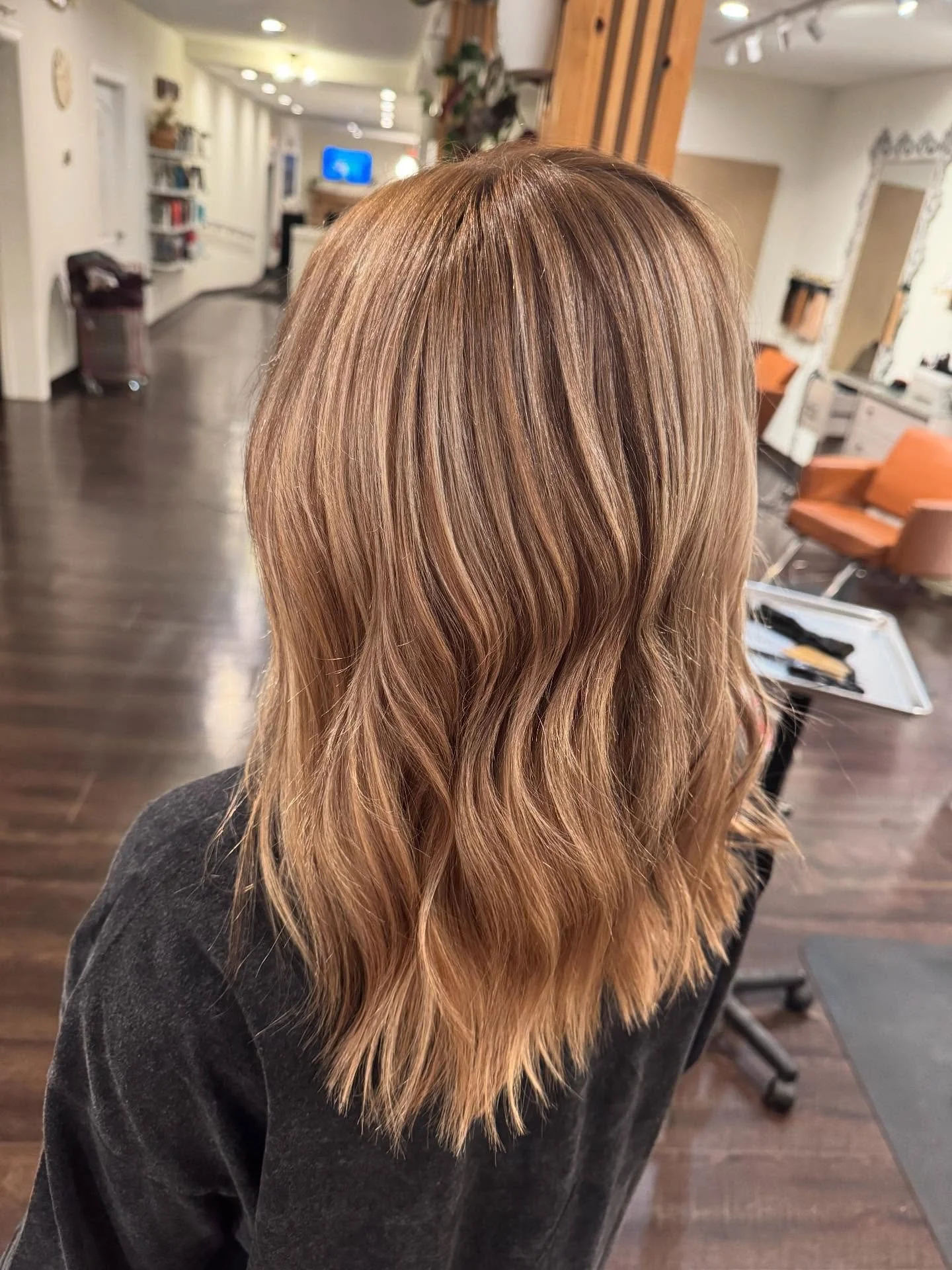 Are you over the high-maintenance highlights? ✨
Let&rsquo;s add some depth with lowlights + reverse balayage (bringing your natural root color down from scalp to ends) for a softer, more natural grow-out.
Less upkeep, more dimension, and hair that wo