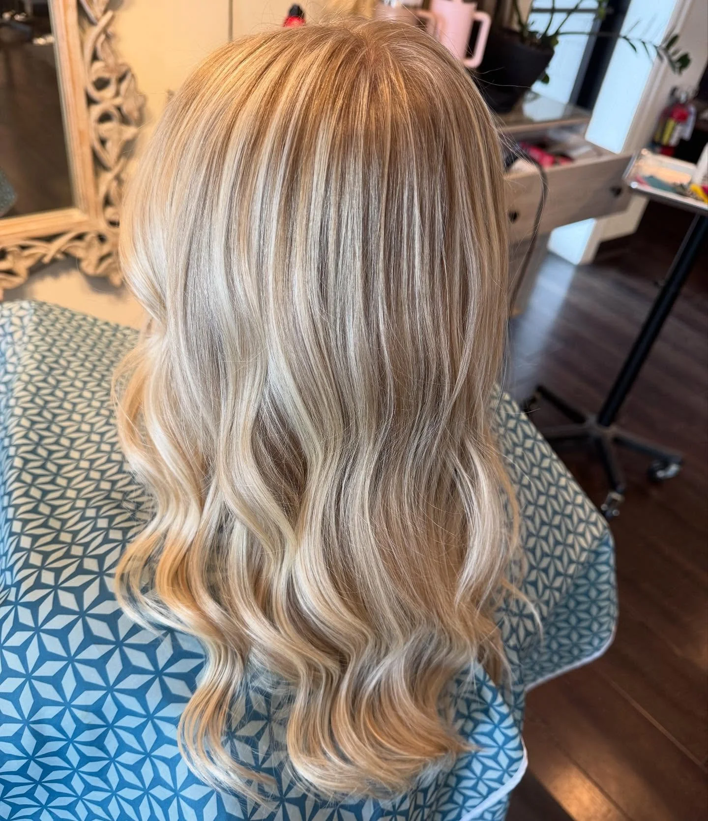 🍂✨ Fall may be all about warm tones, but we just proved blondes shine just as bright in autumn! Loving this fresh blonde transformation on my gorgeous client. 💛 #northernkentuckyhairstylist #villahillssalon #fortmitchellsalon #cincinnatihairstylist