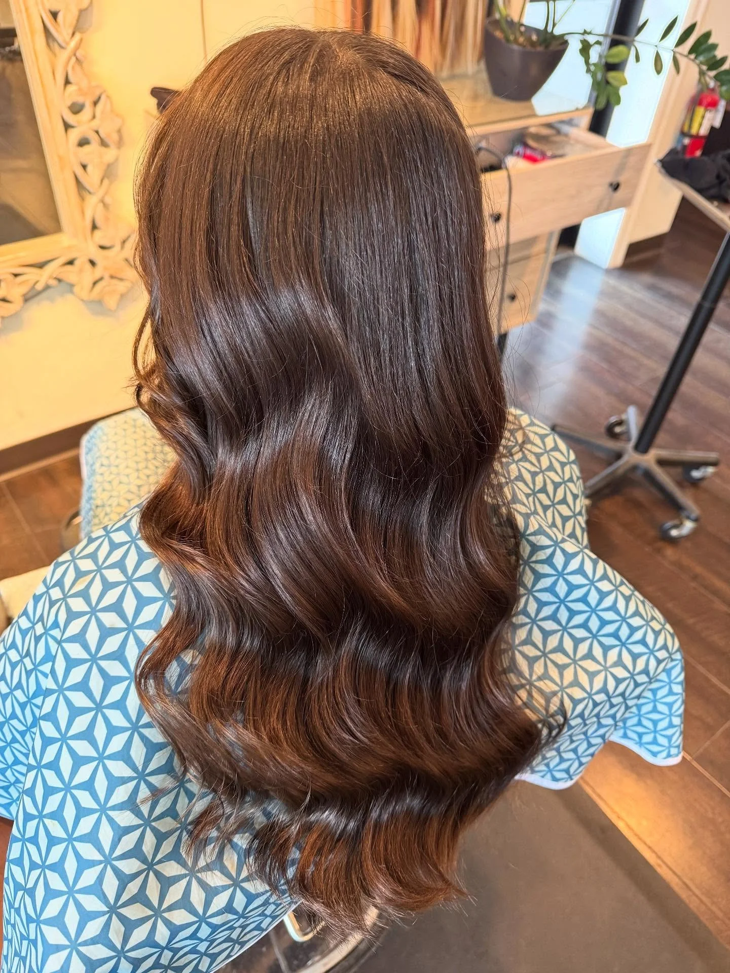 ✨ Brunette, but make it glossy ✨

Your color called&hellip; it wants its sparkle back! A gloss refresh adds shine, richness, and tones out any unwanted warmth &mdash; basically, it&rsquo;s like lip gloss, but for your hair. 💁&zwj;♀️

Shiny hair = ha