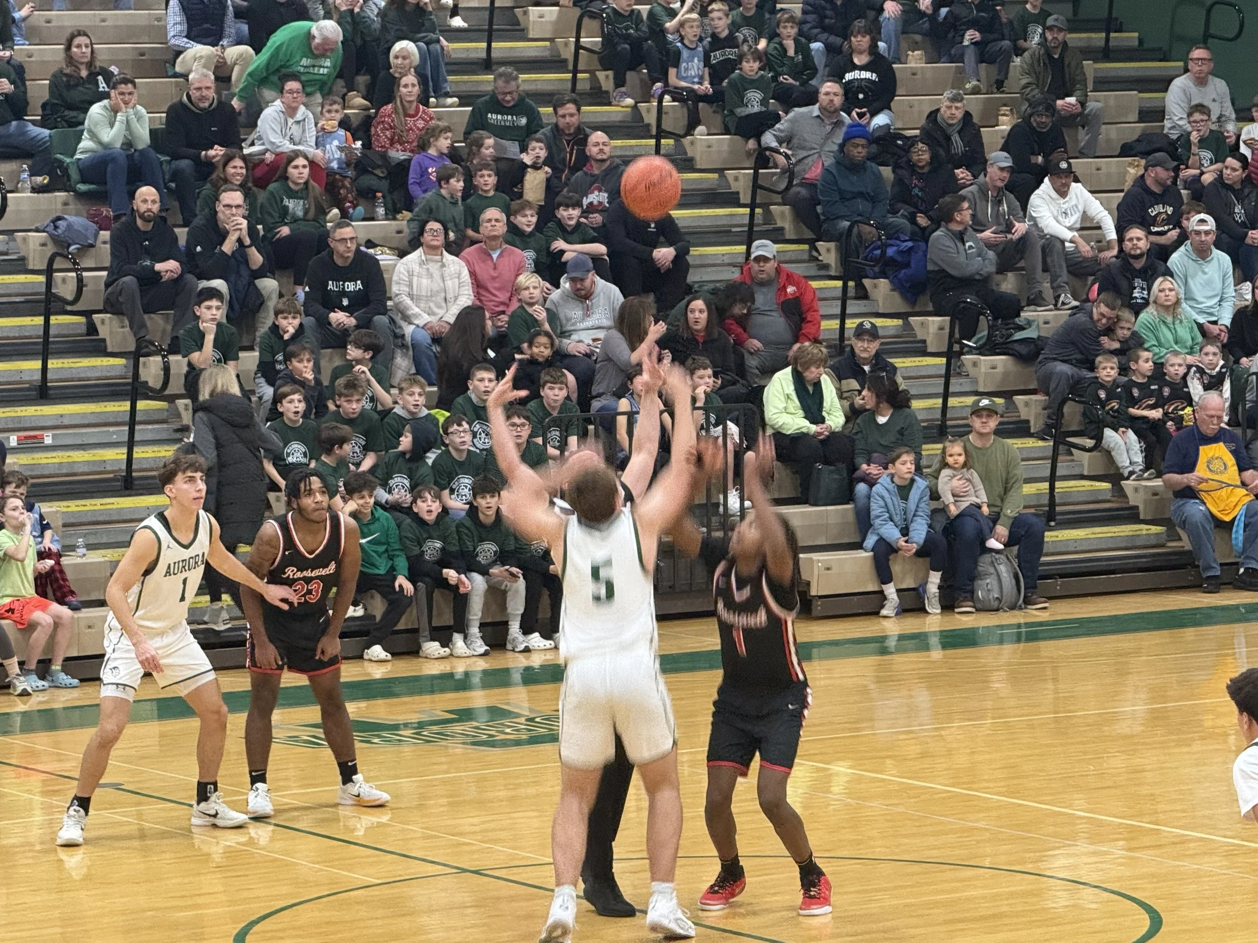 Aurora wins a 42-41 thriller over Roosevelt