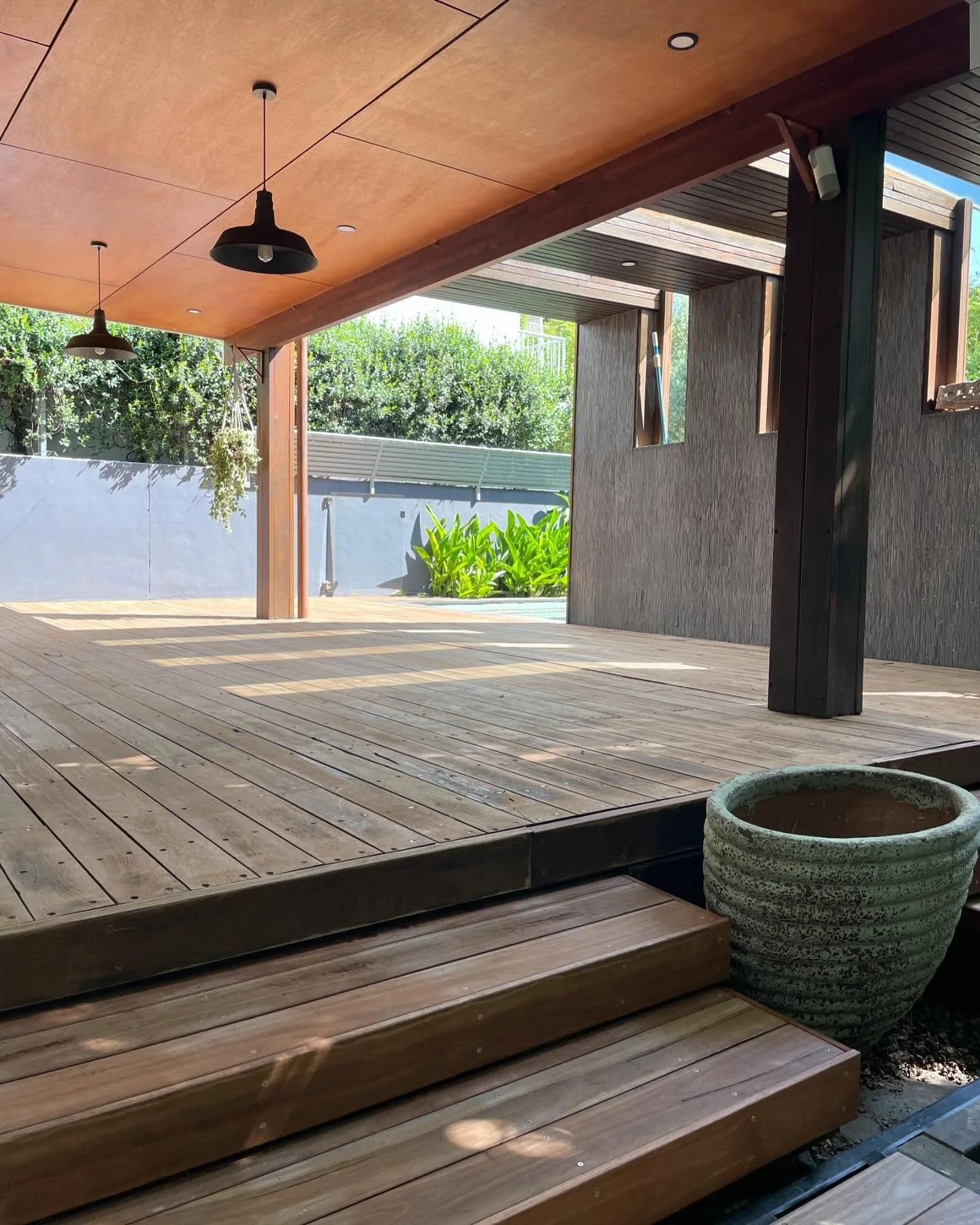 New deck and steps for a customer in front of the beach 🏝️ 

#carpentry #goldcoast #carprentryaustralia #spottedgum #deck #hardwood