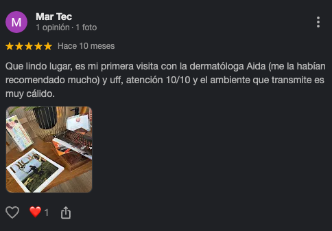 Una mesa de madera con varias revistas y una computadora portátil en ella, en un entorno con decoración moderna y cálida.