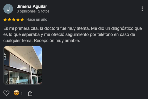 Fachada de un edificio de consulta médica con ventanas grandes y cartel con letras en la parte superior izquierdo.