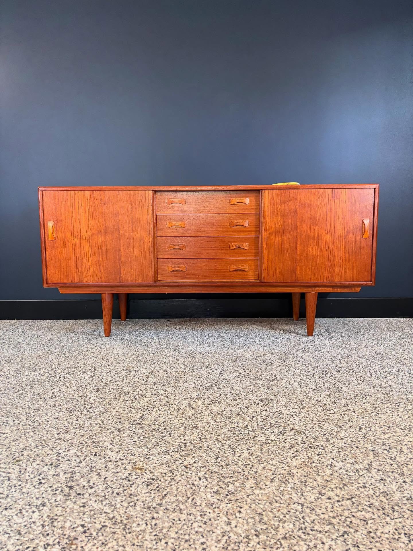 Restored vintage 1960&rsquo;s Mid Century Danish Modern teak sideboard by IB Kofod-Larsen for Clausen and Son.⁣
⁣
Rather compact in size. Bowtie pulls, top drawer is lined with felt, and shelves are adjustable. Nice! ⁣
⁣
Banana for scale. ⁣
⁣
63 L x 