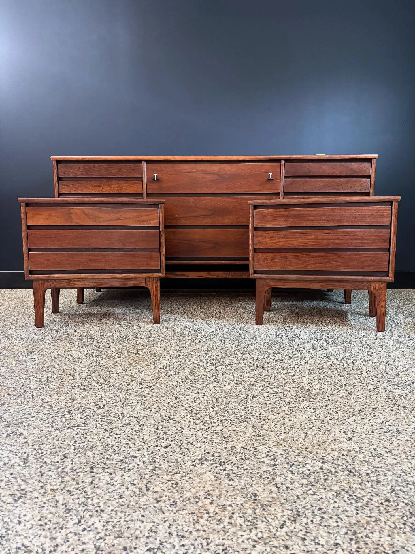 Restored vintage 1960&rsquo;s Mid Century Modern Stanley American Forum walnut nine drawer triple dresser and pair of two drawer nightstands. ⁣
⁣
Prefer to sell as a set but will split. ⁣
Nine drawer $1,400⁣
Nightstands $1,000⁣
⁣
Lovely veneer and li