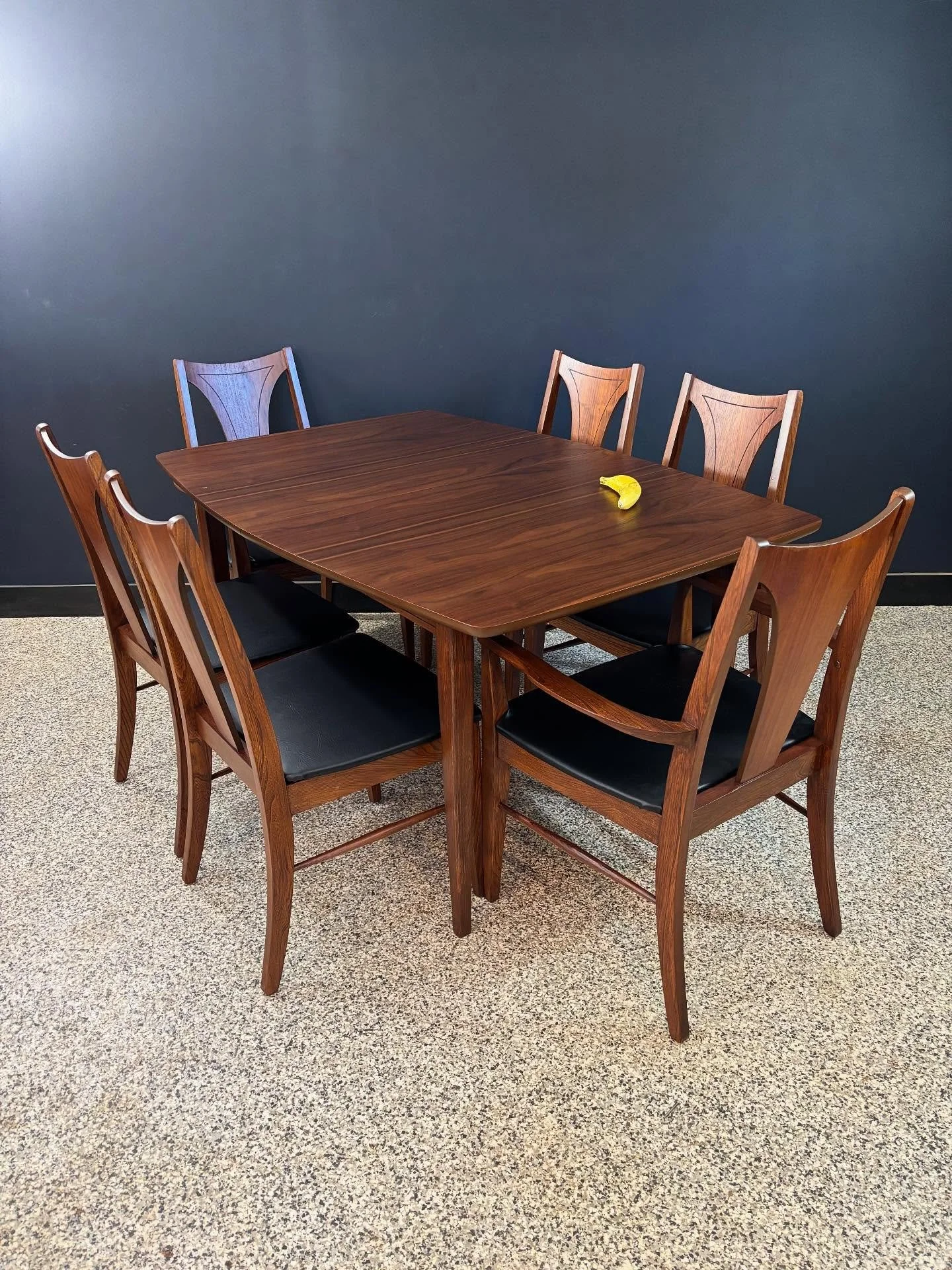 [sold] Restored vintage 1960&rsquo;s Mid Century Modern Blowing Rock/Broyhill walnut surfboard dining table &amp; six chairs. ⁣
⁣
Will split. ⁣
Table $500⁣
Chairs $1,000⁣
⁣
No leaves for the table, so it&rsquo;s a four-seater. Six in a pinch. ⁣
⁣
Eve